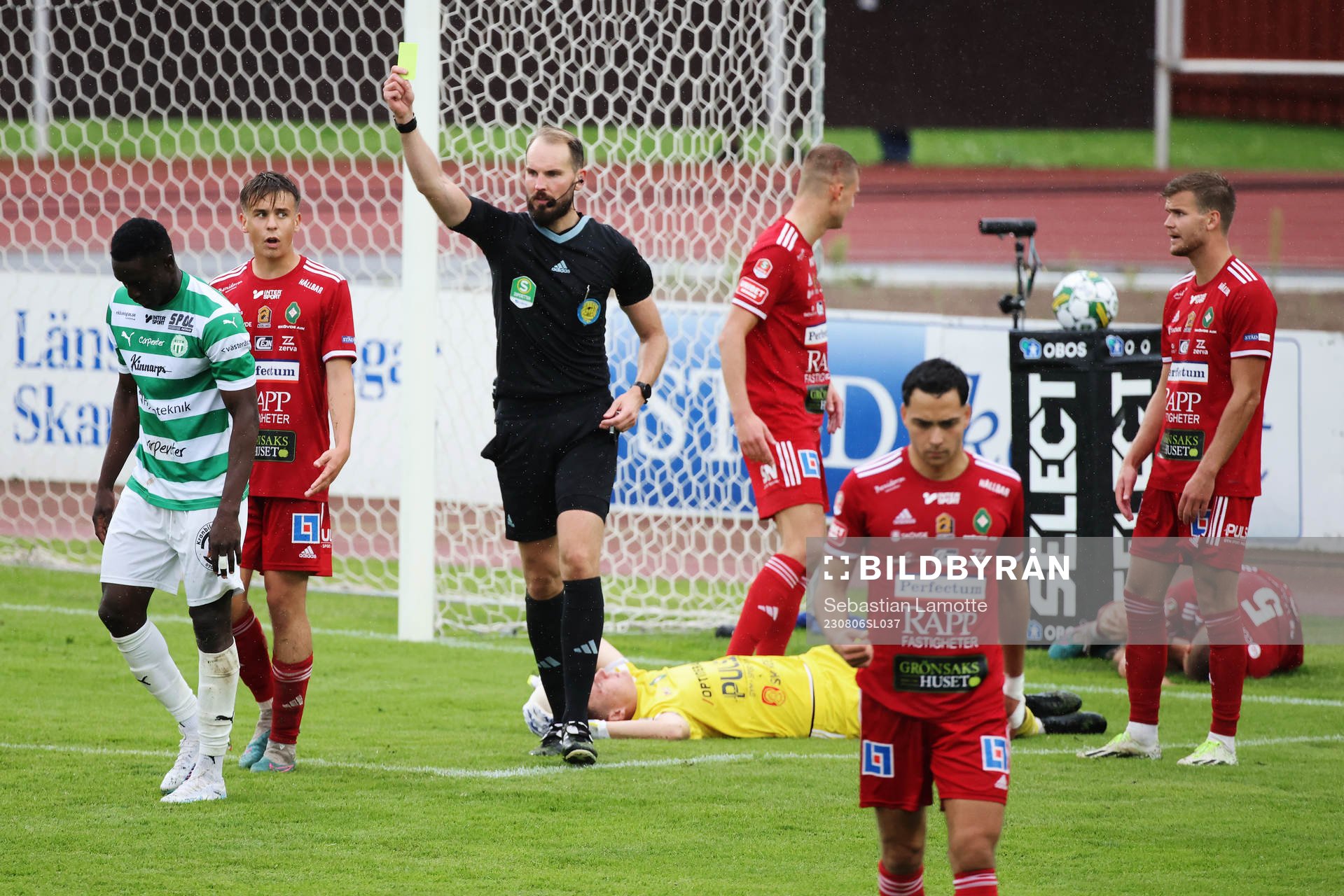 Västerås SKs Ibrahim Yalatif Diabaté får ett gult kort