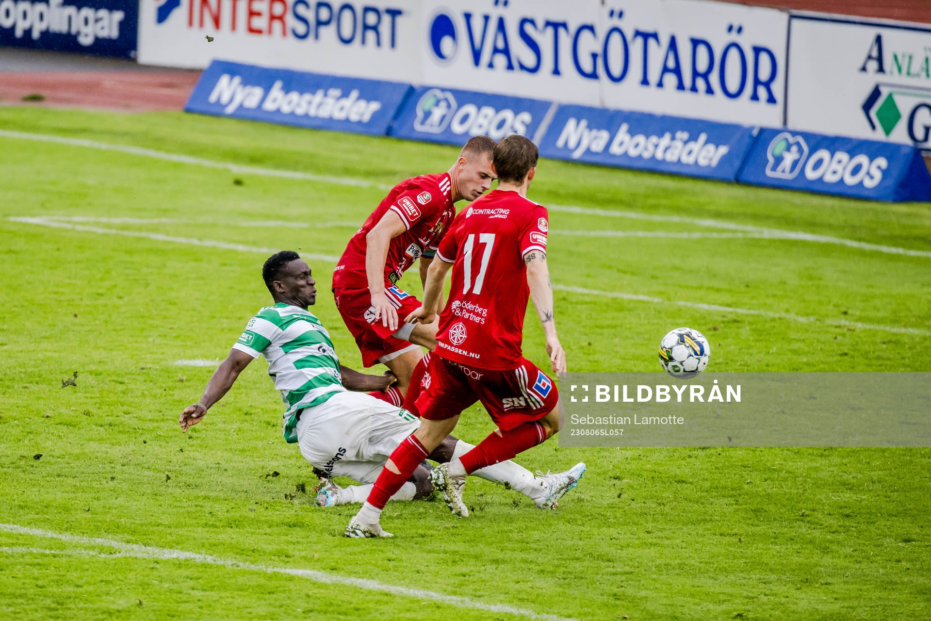 Västerås SKs Ibrahim Yalatif Diabaté och Skövde AIKs Filip Schyberg samt Lukas Rhöse under fotbollsmatchen i Superettan mellan Skövde AIK och Västerås SK den 6 augusti 2023 i Skövde.