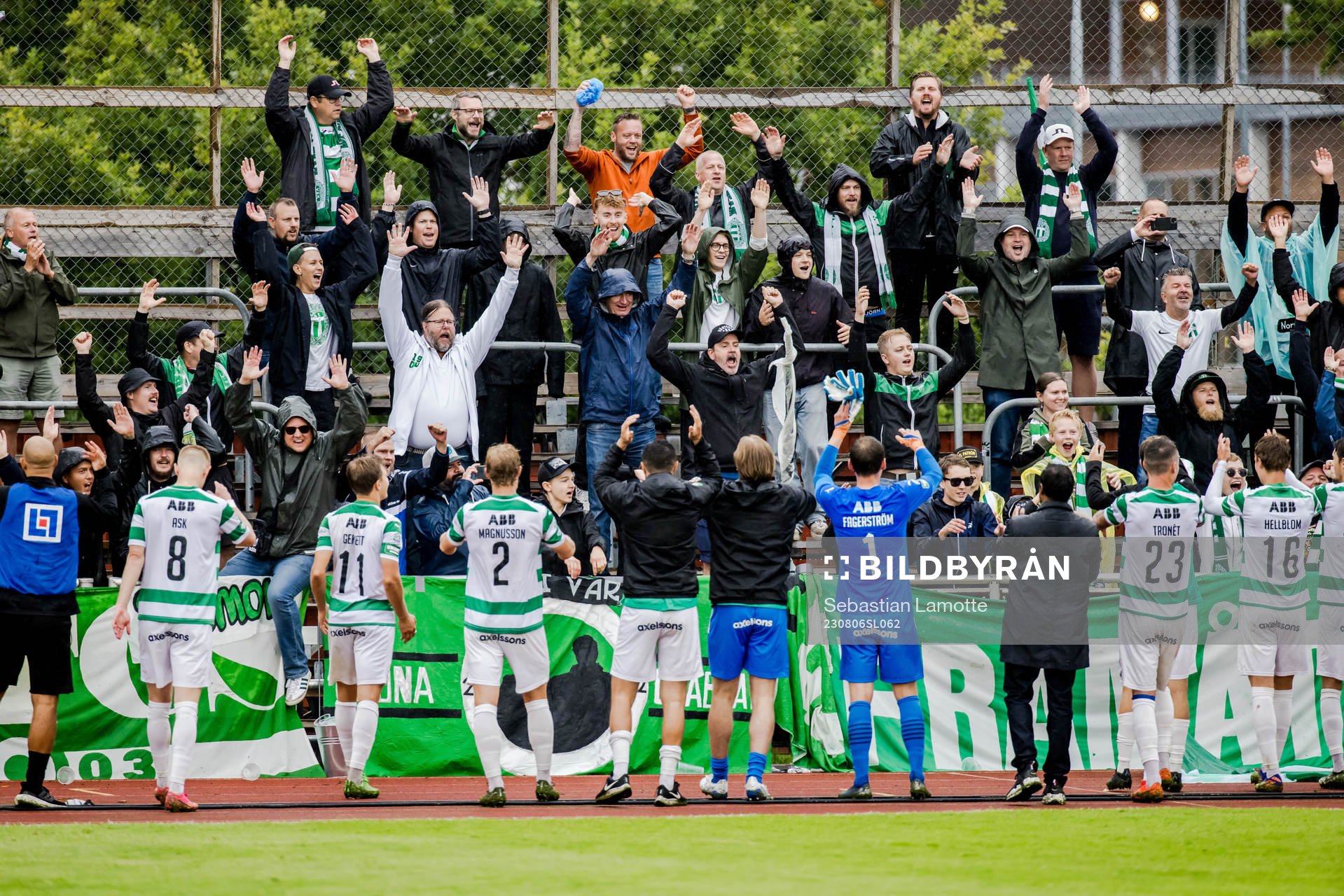 Västerås SKs spelare jublar med fansen