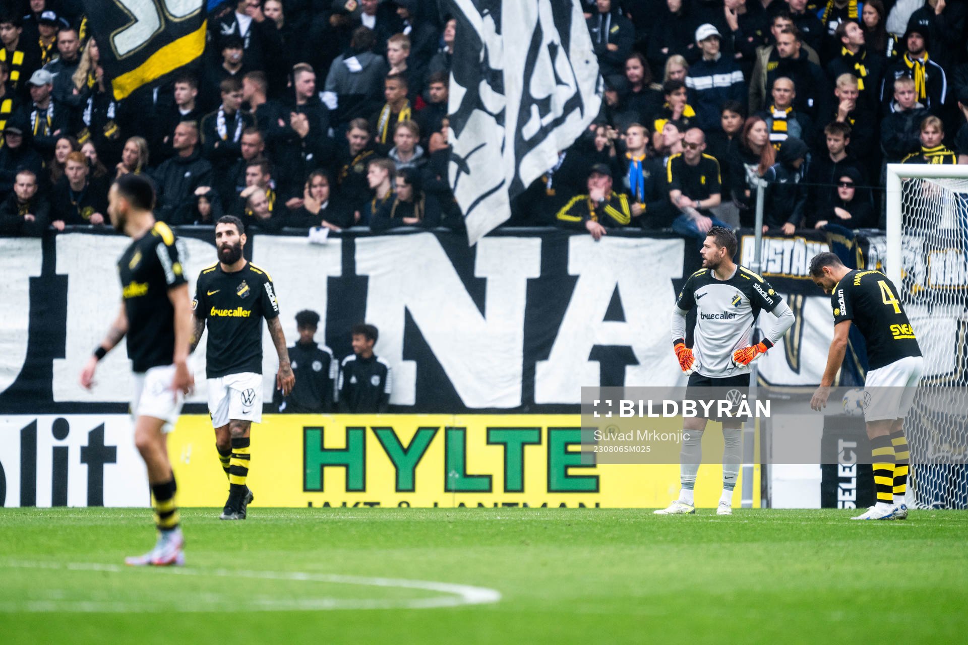 AIKs Jimmy Durmaz  och målvakt Kristoffer Nordfeldt deppar