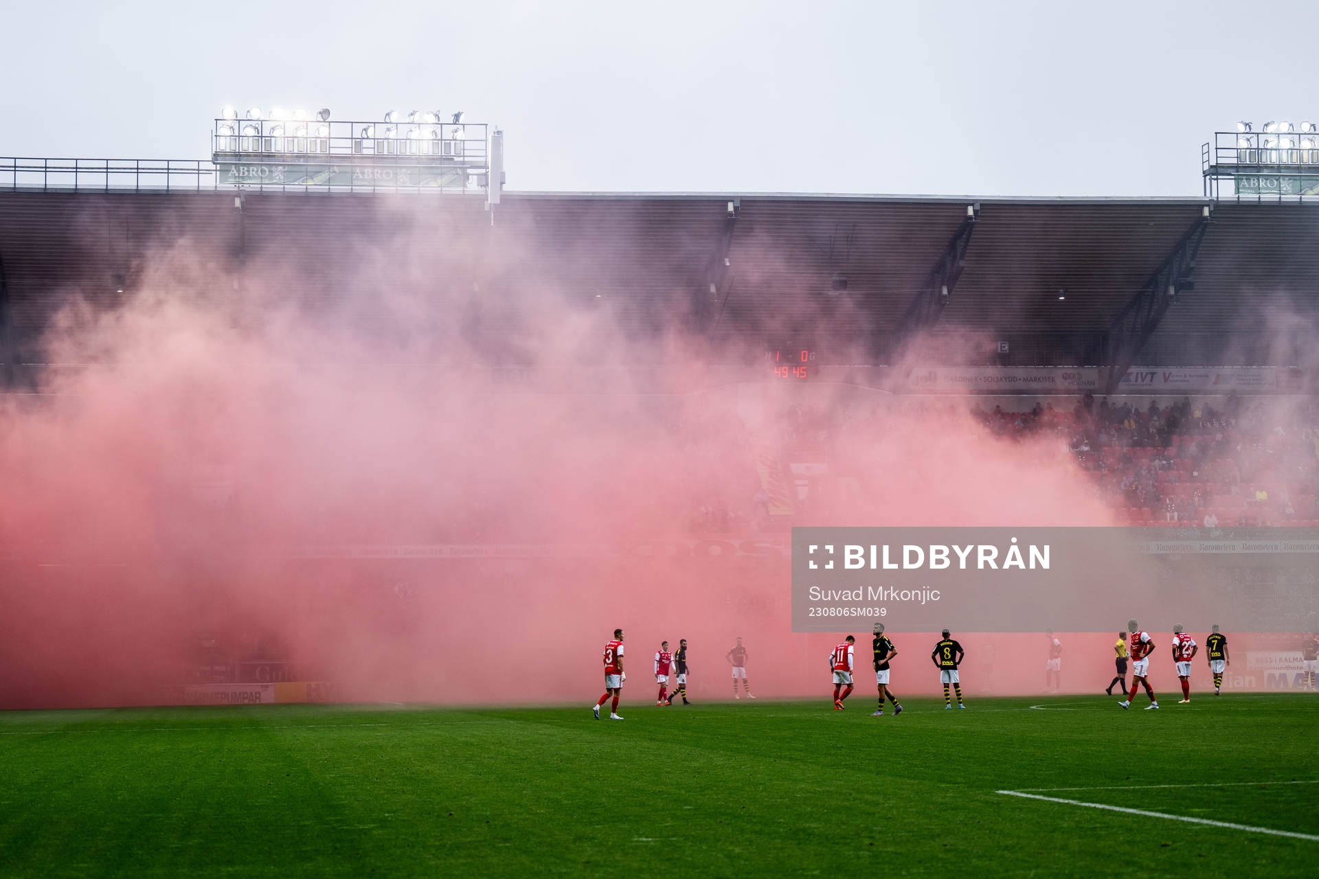 Supportrar bränner pyroteknik