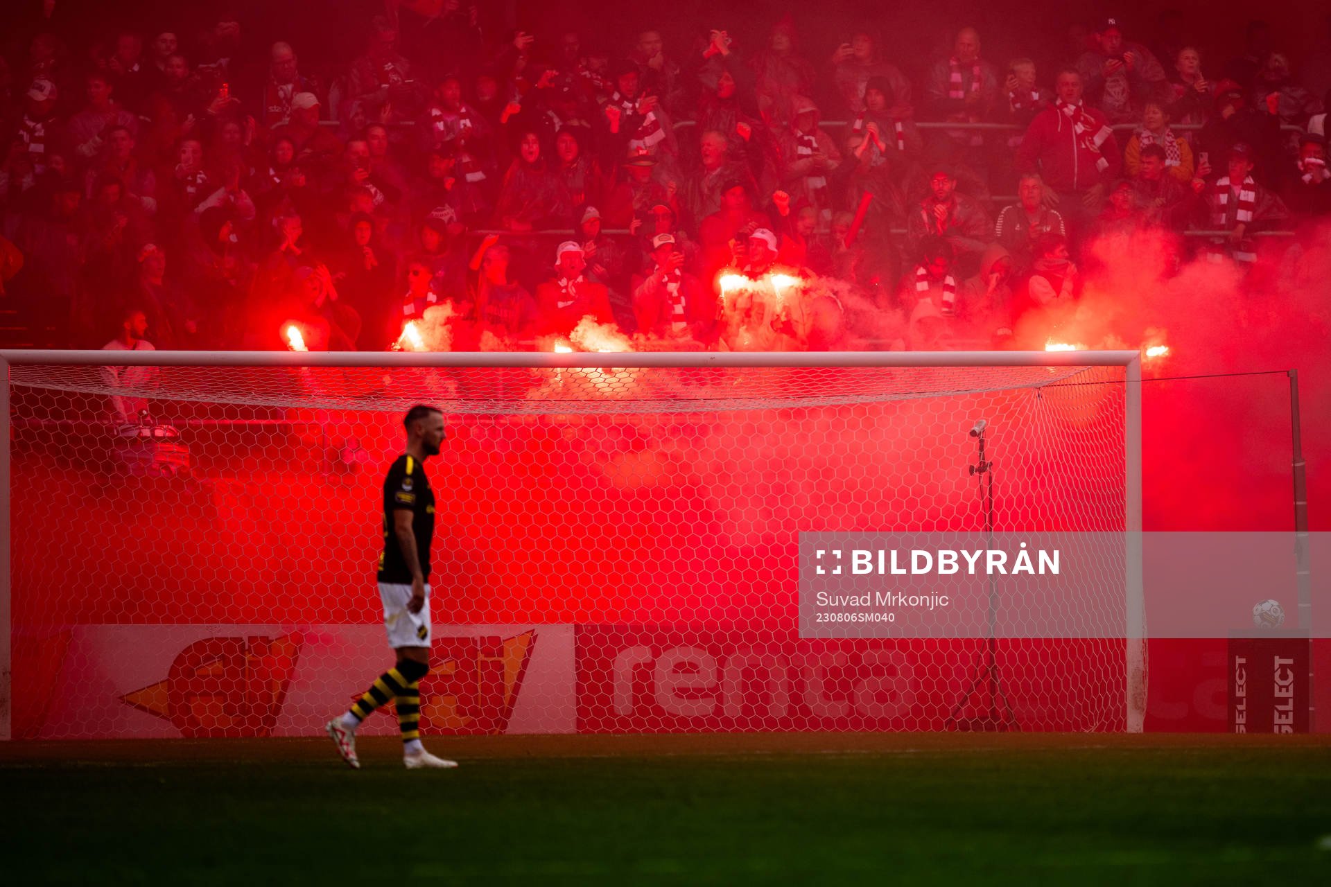 Supportrar bränner pyroteknik