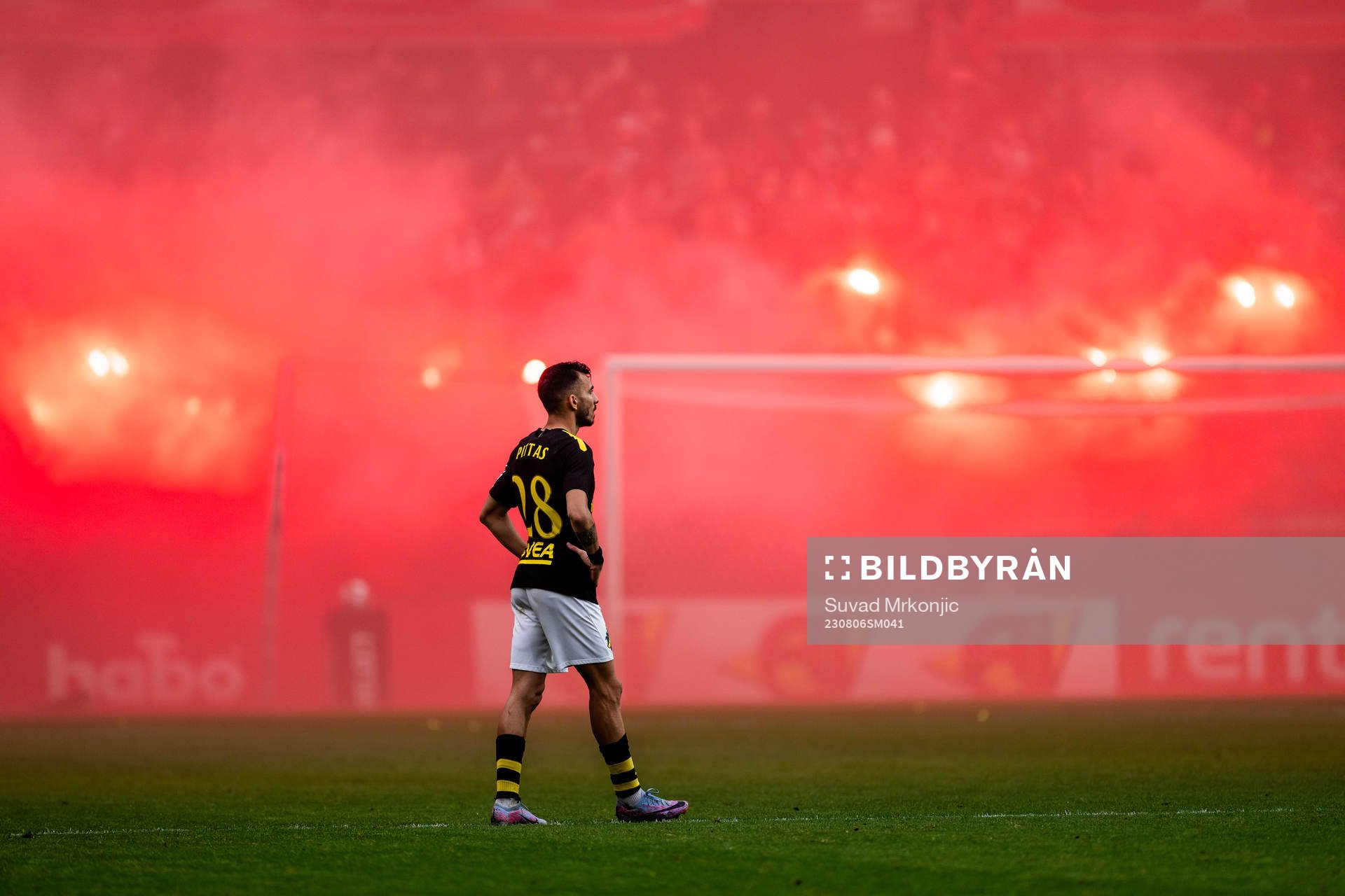 Supportrar bränner pyroteknik