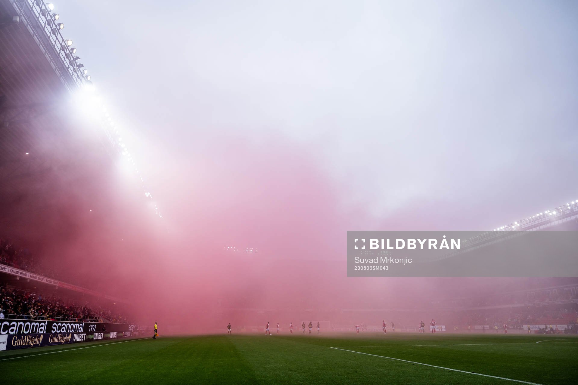 Supportrar bränner pyroteknik