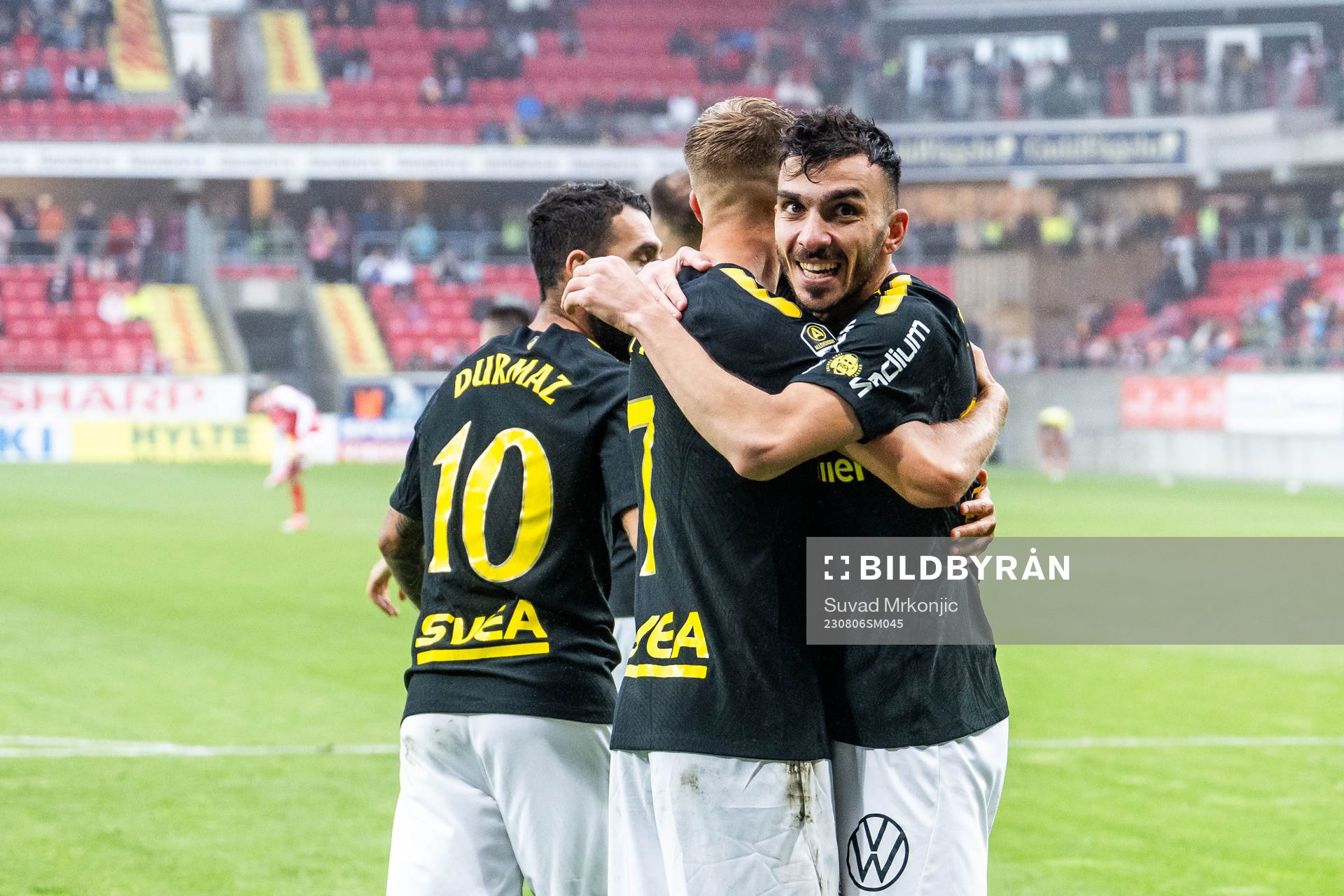 AIKs Ioannis Pittas jublar med lagkamrater
