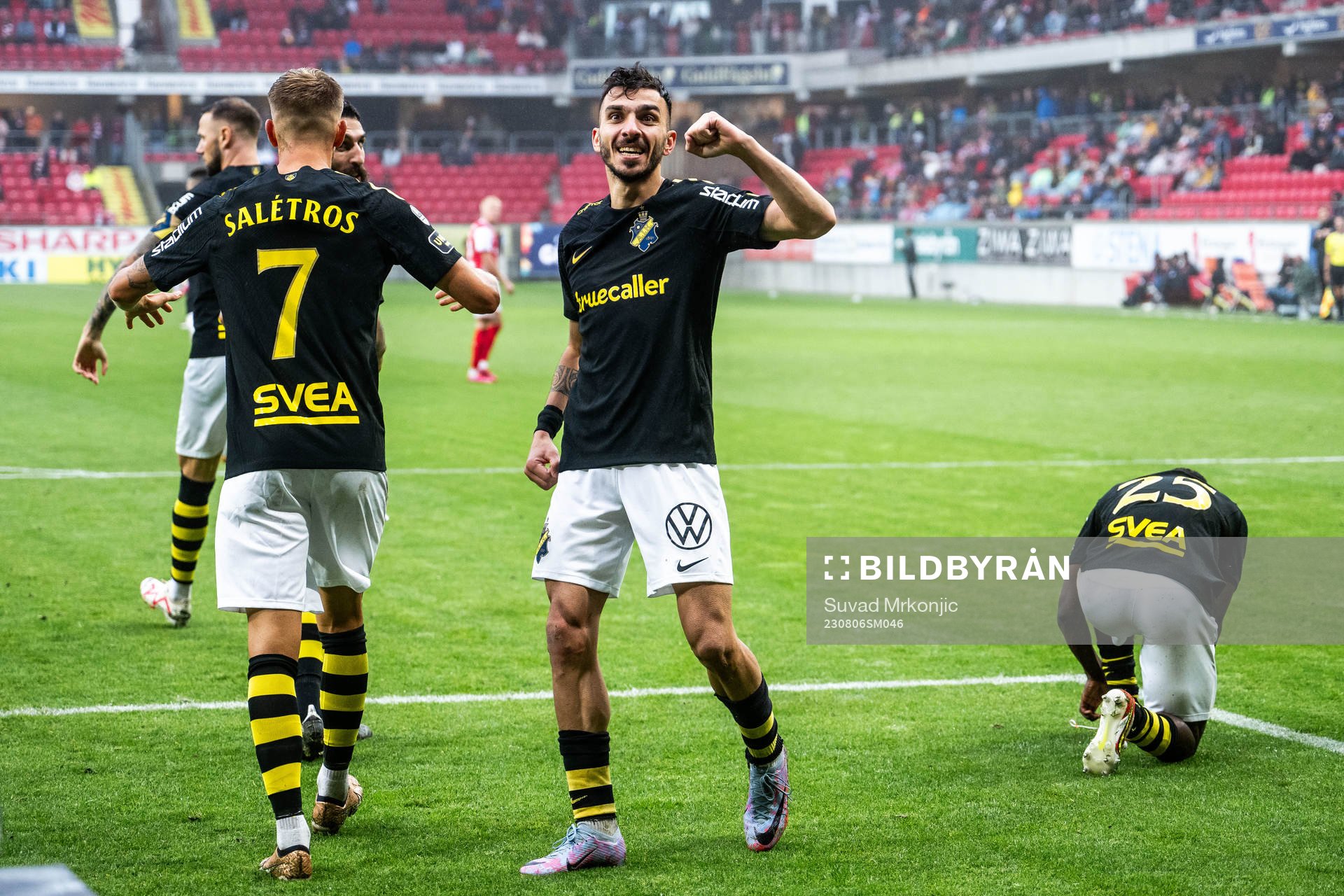 AIKs Ioannis Pittas jublar med lagkamrater efter 1-1 under fotbollsmatchen i Allsvenskan mellan Kalmar och AIK den 6 augusti 2023 i Kalmar. 