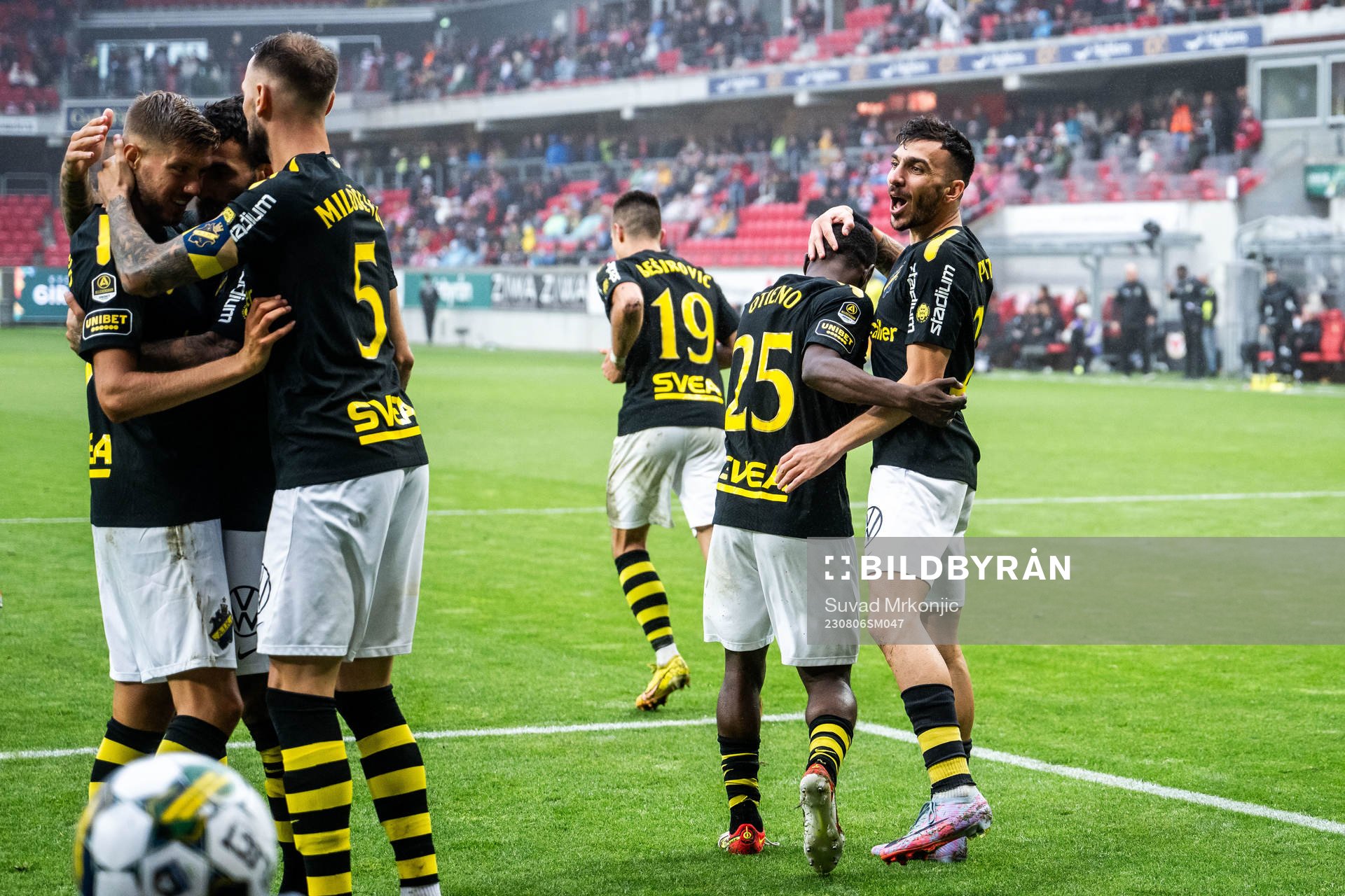 AIKs Ioannis Pittas jublar med lagkamrater efter 1-1 under fotbollsmatchen i Allsvenskan mellan Kalmar och AIK den 6 augusti 2023 i Kalmar. 