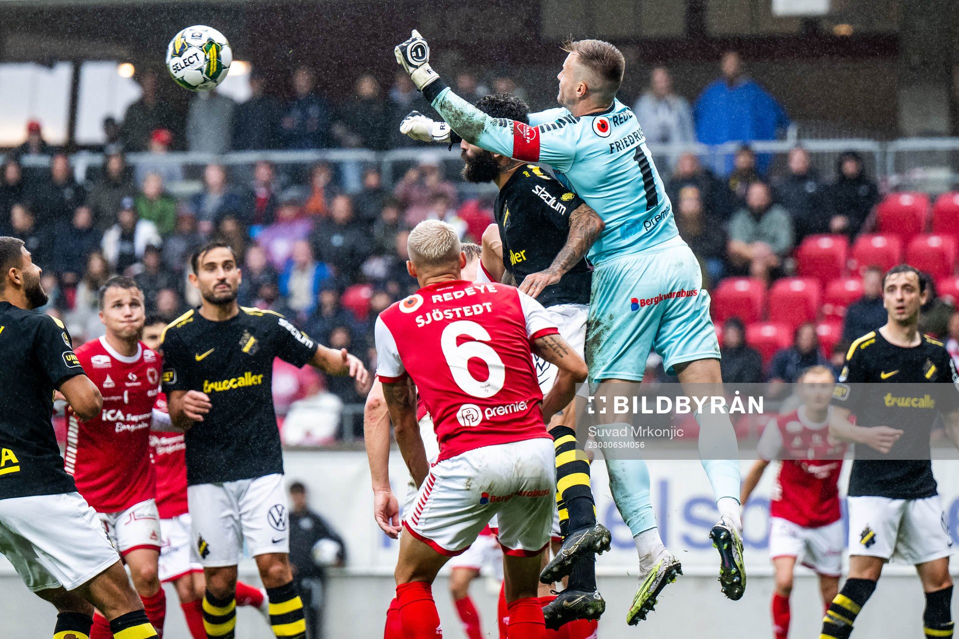 AIKs Jimmy Durmaz  och Kalmars målvakt Ricardo Friedrich