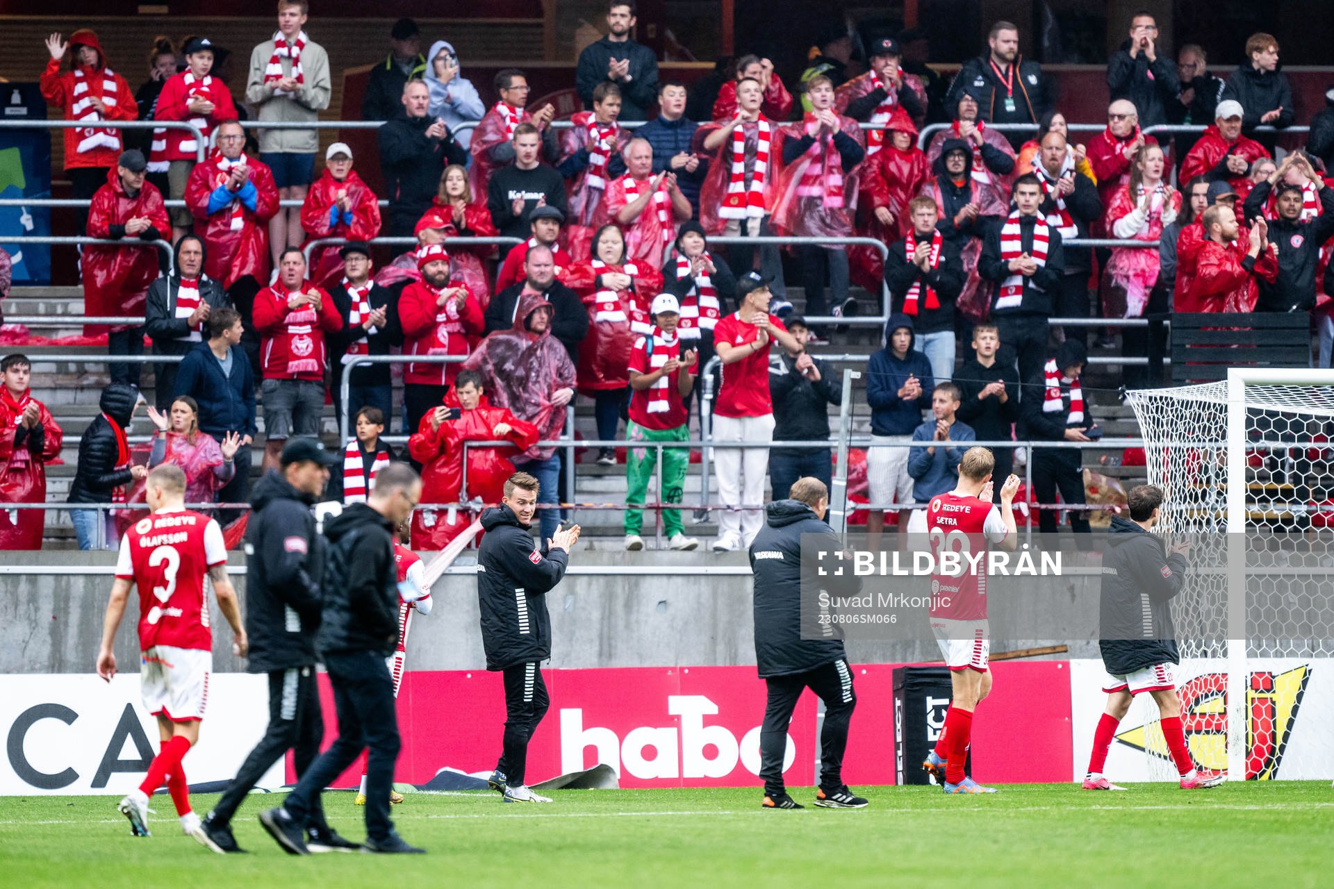 Kalmars spelare tackar publiken efter fotbollsmatchen i Allsvenskan mellan Kalmar och AIK den 6 augusti 2023 i Kalmar. 