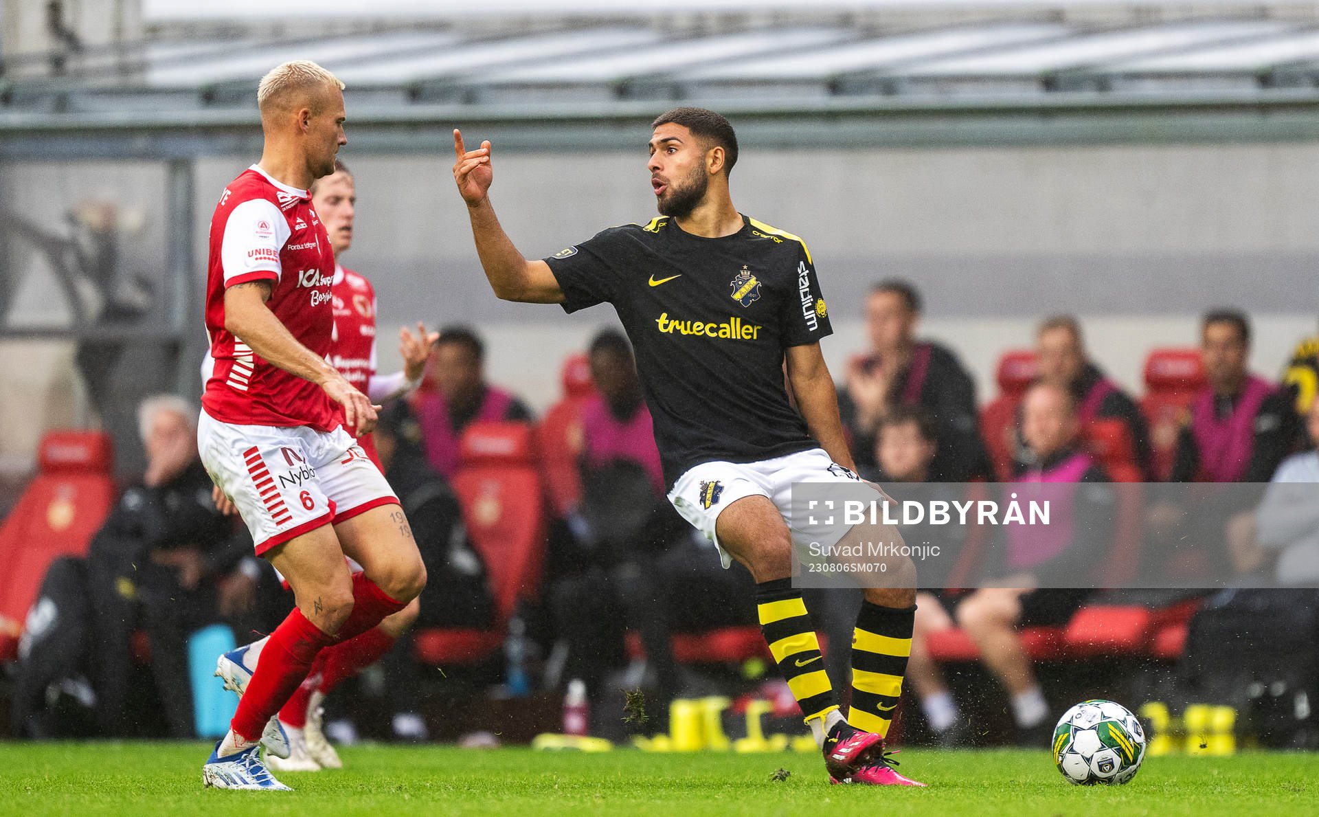 AIKs Omar Faraj reagerar på ett domslut