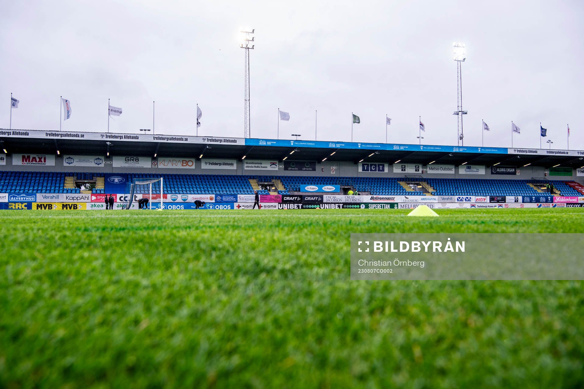 Problem med vatten på Vångavallen innan fotbollsmatchen i