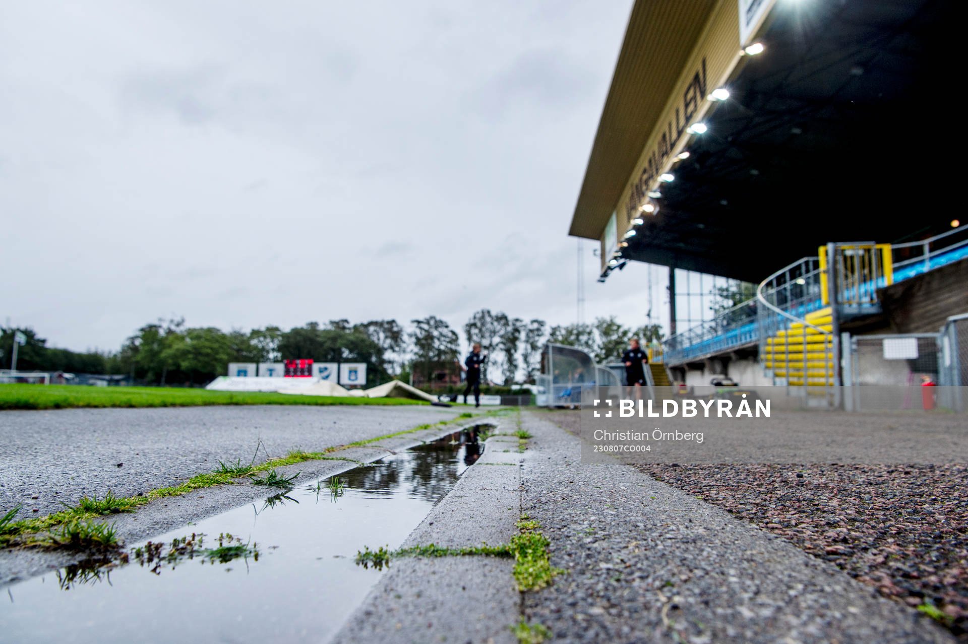 Problem med vatten på Vångavallen innan fotbollsmatchen i
