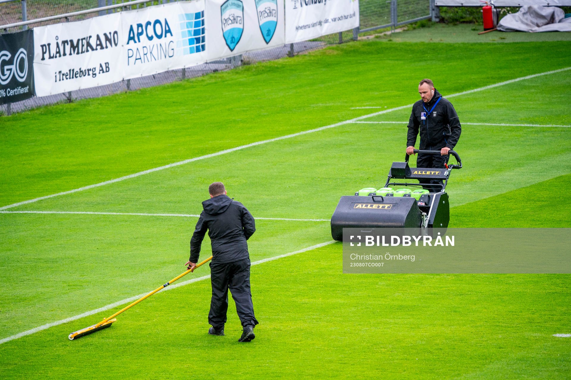 Planskötarna har problem med vatten på Vångavallen innan