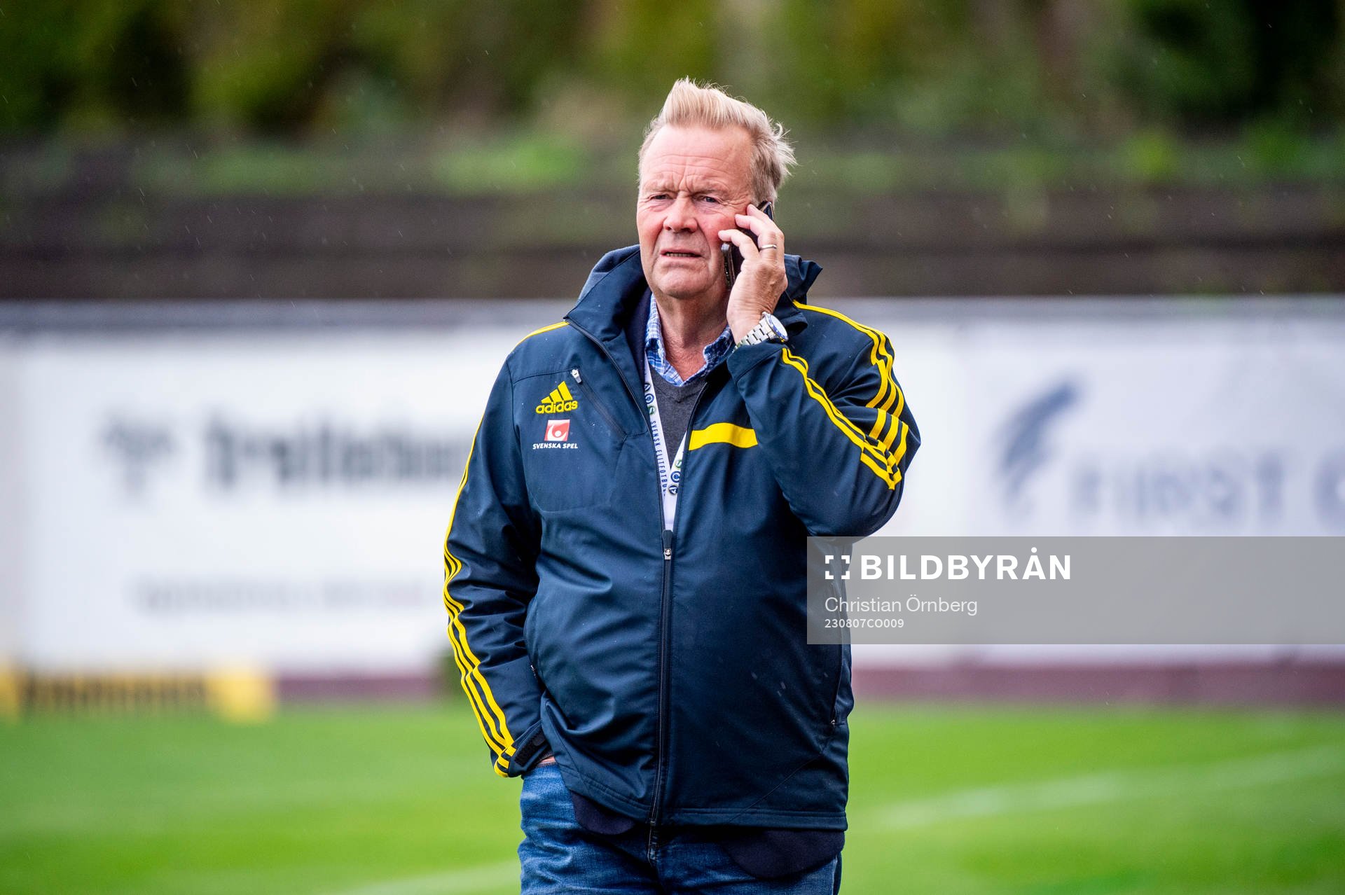 Matchdelegaten Lasse Wilhelmsson innan fotbollsmatchen i