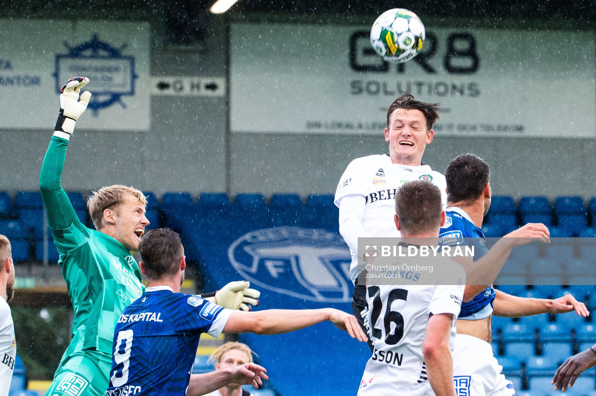 Örebros Daniel Hultqvist och Trelleborgs målvakt Kasper