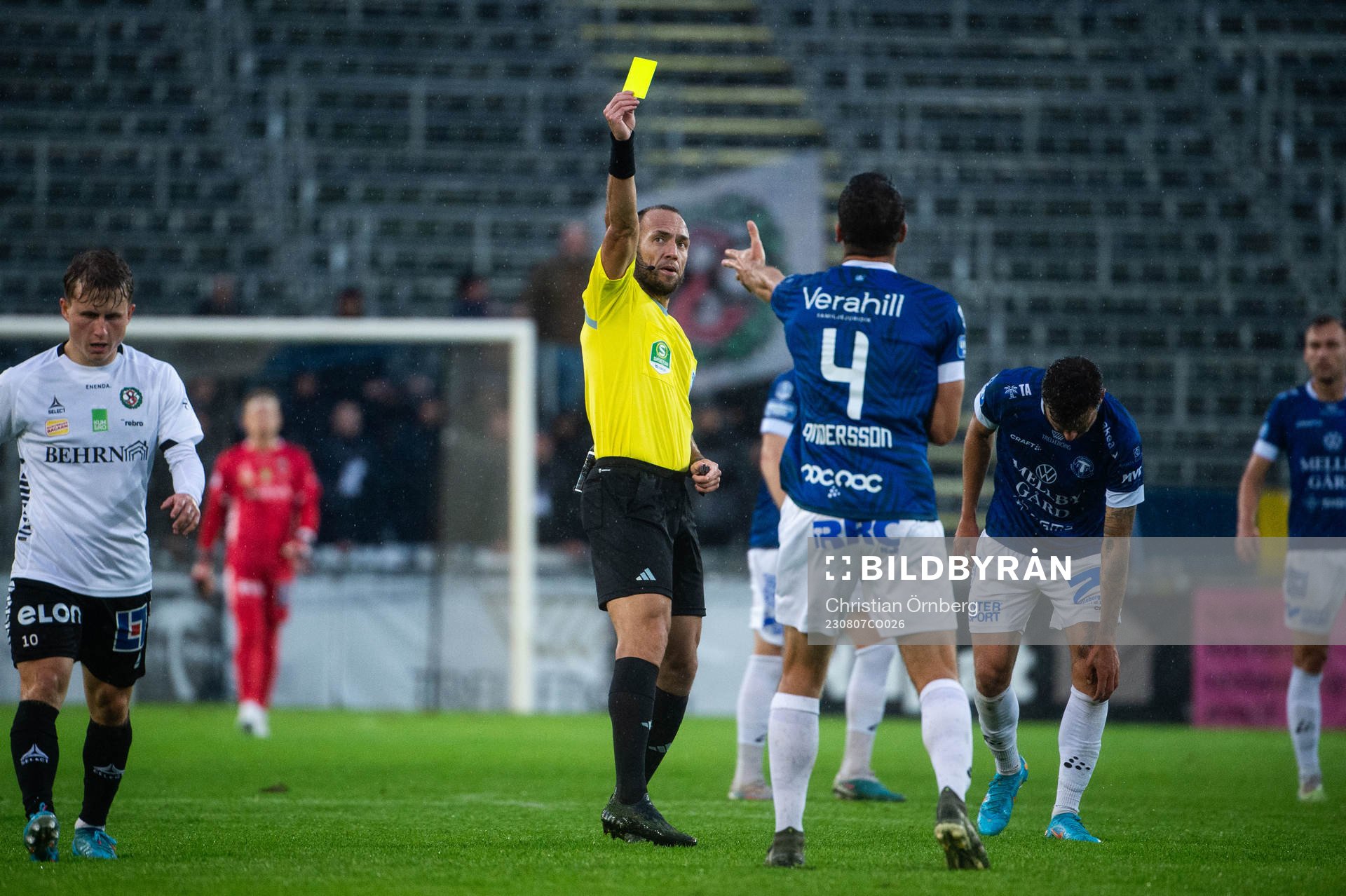 Trelleborgs Mattias Andersson tilldelas gult kort av Domare