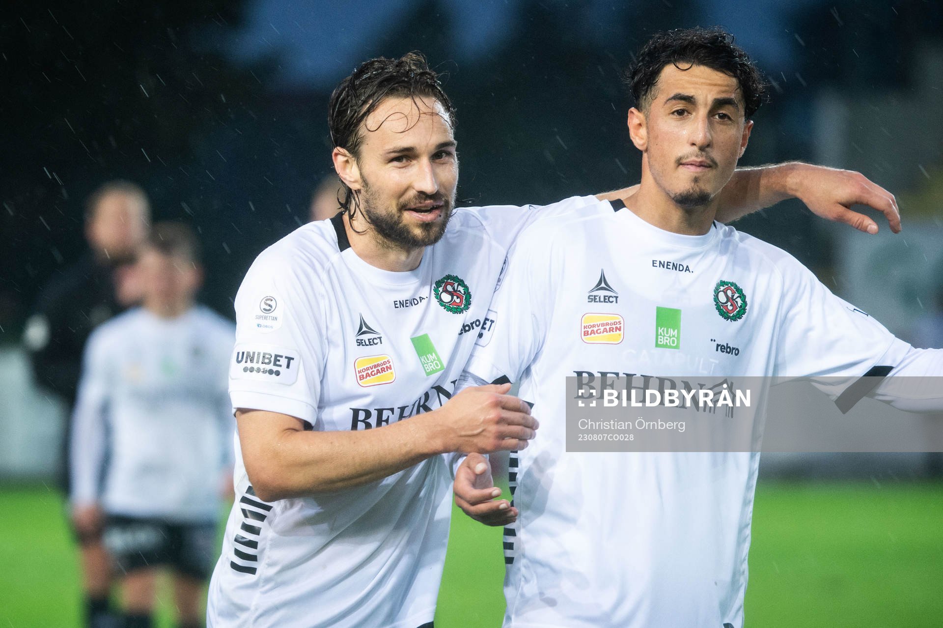Örebros Kevin Walker och Elias Barsoum jublar