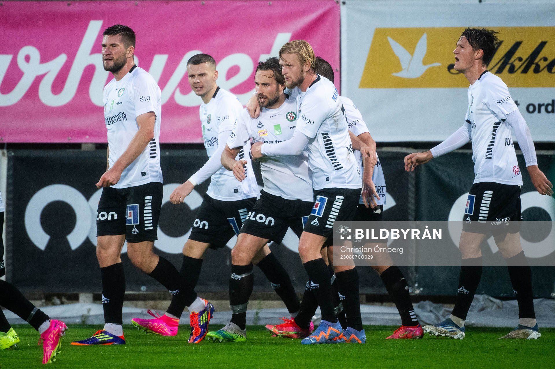 Örebros Kevin Walker jublar med lagkamrater