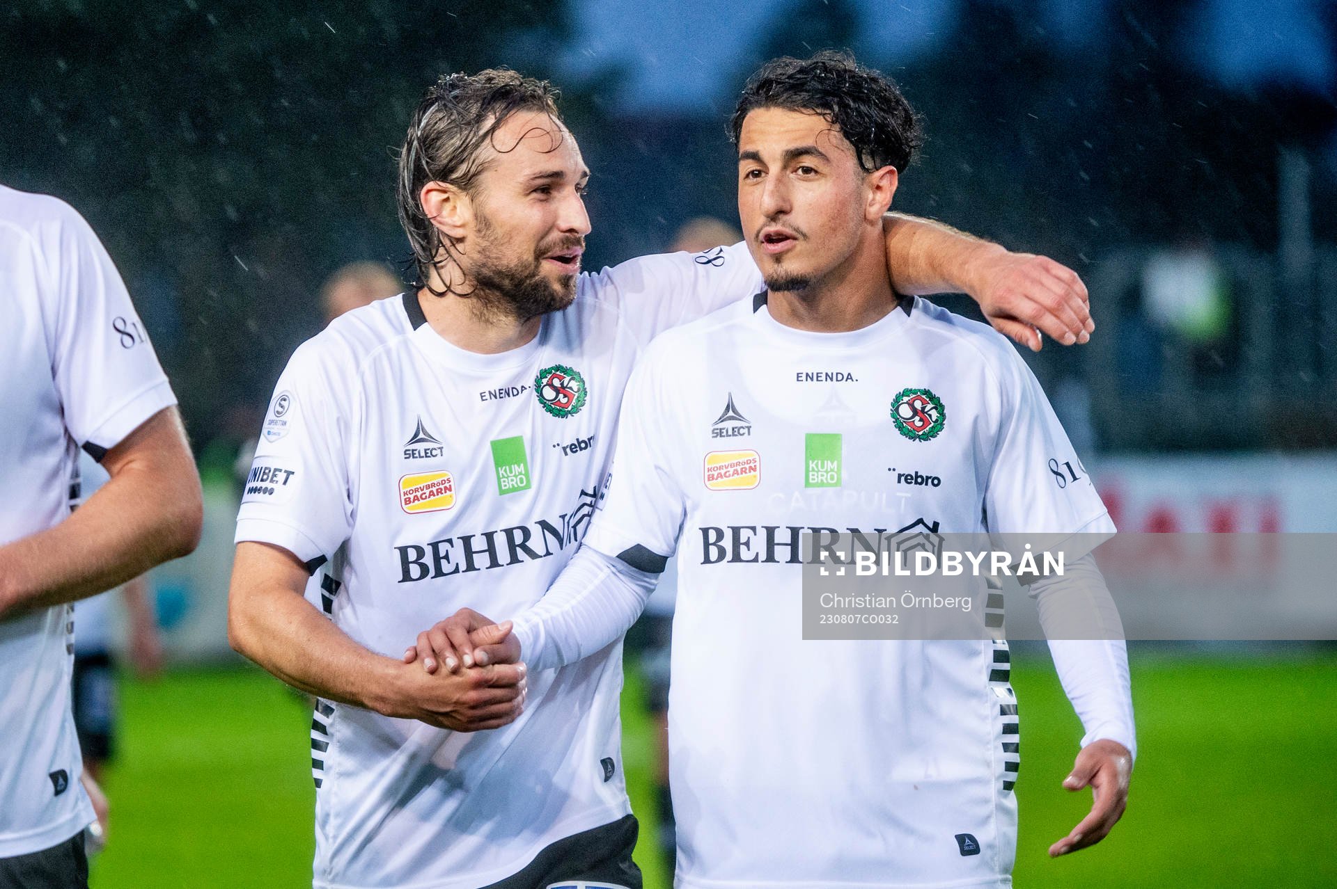 Örebros Kevin Walker jublar tillsammans med Elias Barsoum efter fotbollsmatchen i Superettan mellan Trelleborg och Örebro den 7 augusti 2023 i Trelleborg. 