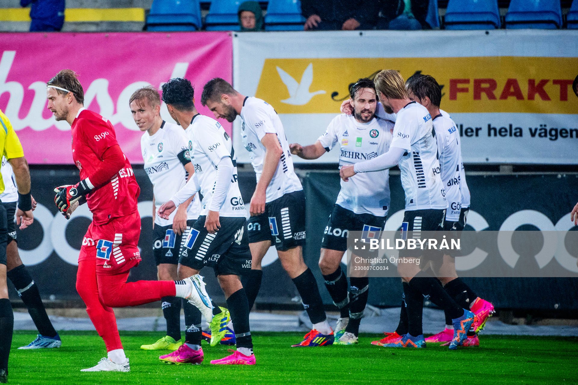 Örebros Kevin Walker jublar