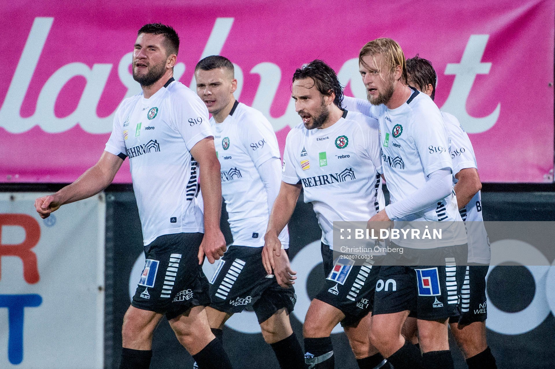 Örebros Kevin Walker jublar