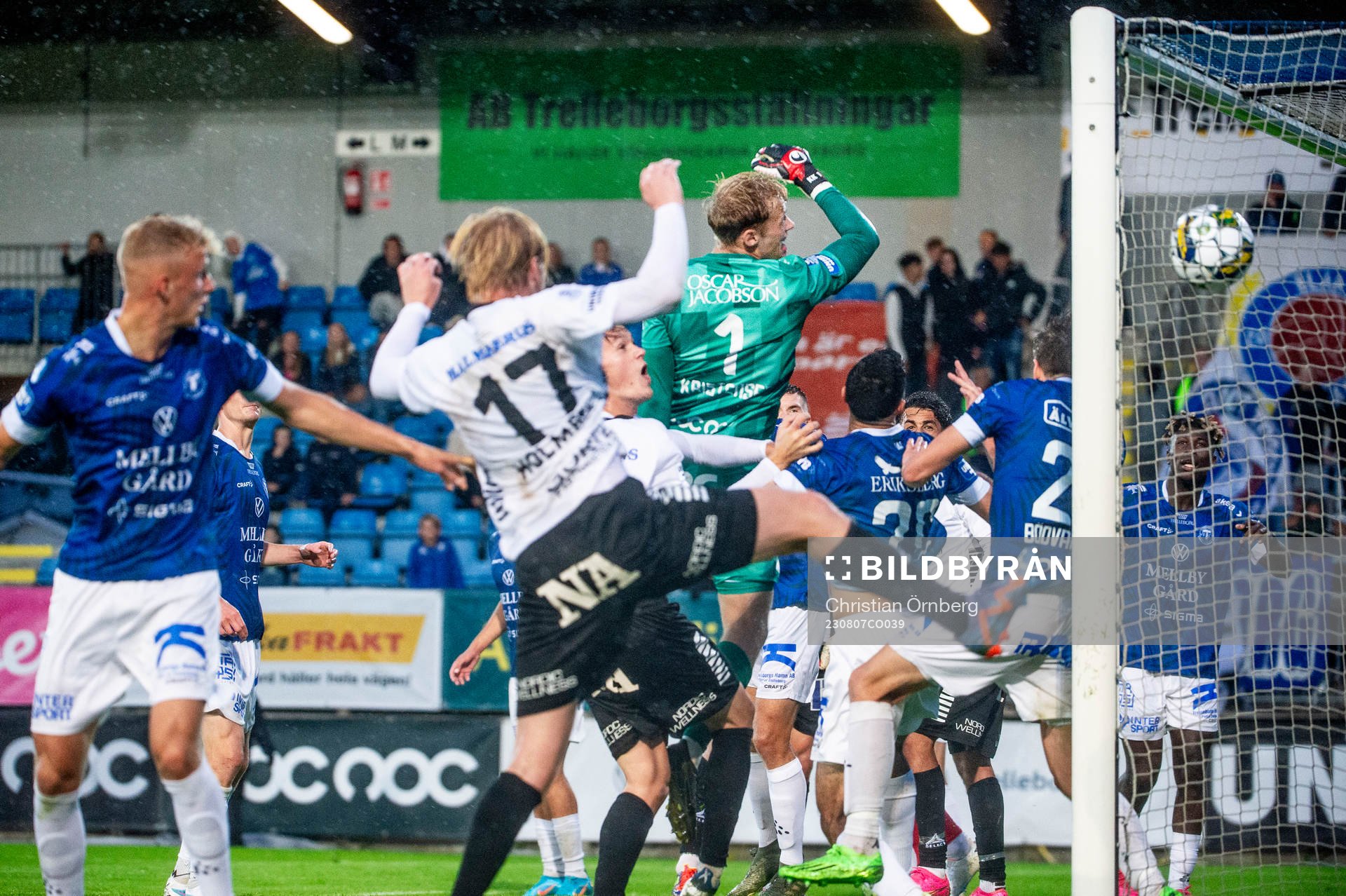 Örebros Kevin Walker sätter 2-2 på hörna på