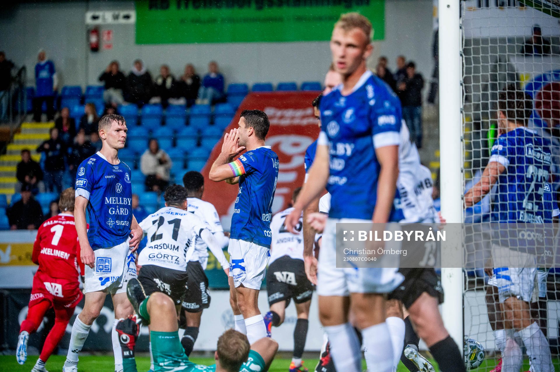 Trelleborgs Mattias Andersson deppar med lagkamraterna