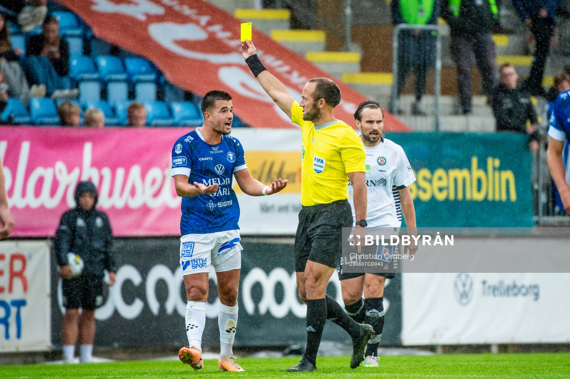 Trelleborgs Haris Brkic får sitt första gula kort för