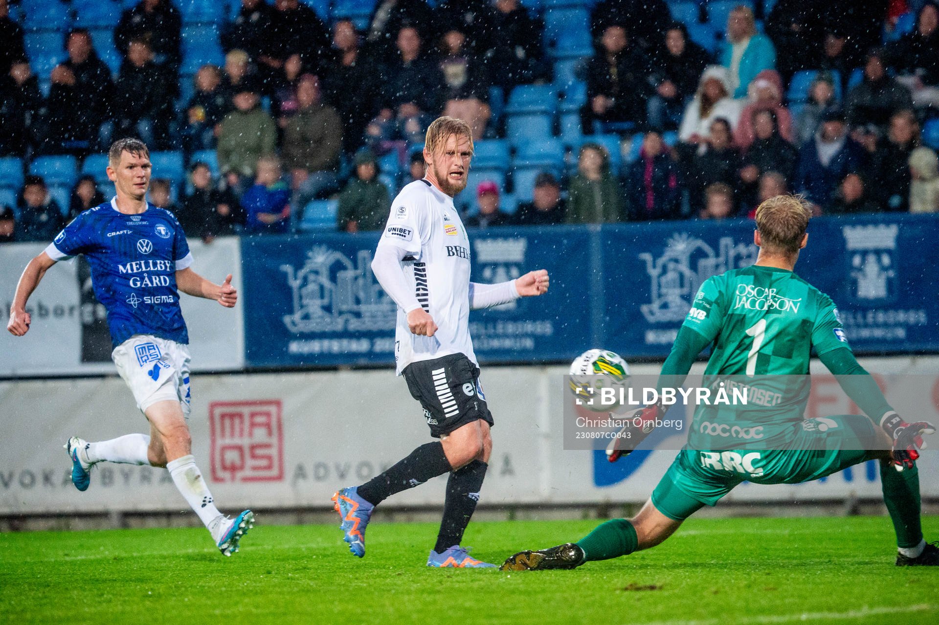 Örebros Kalle Holmberg mot Trelleborgs målvakt Kasper