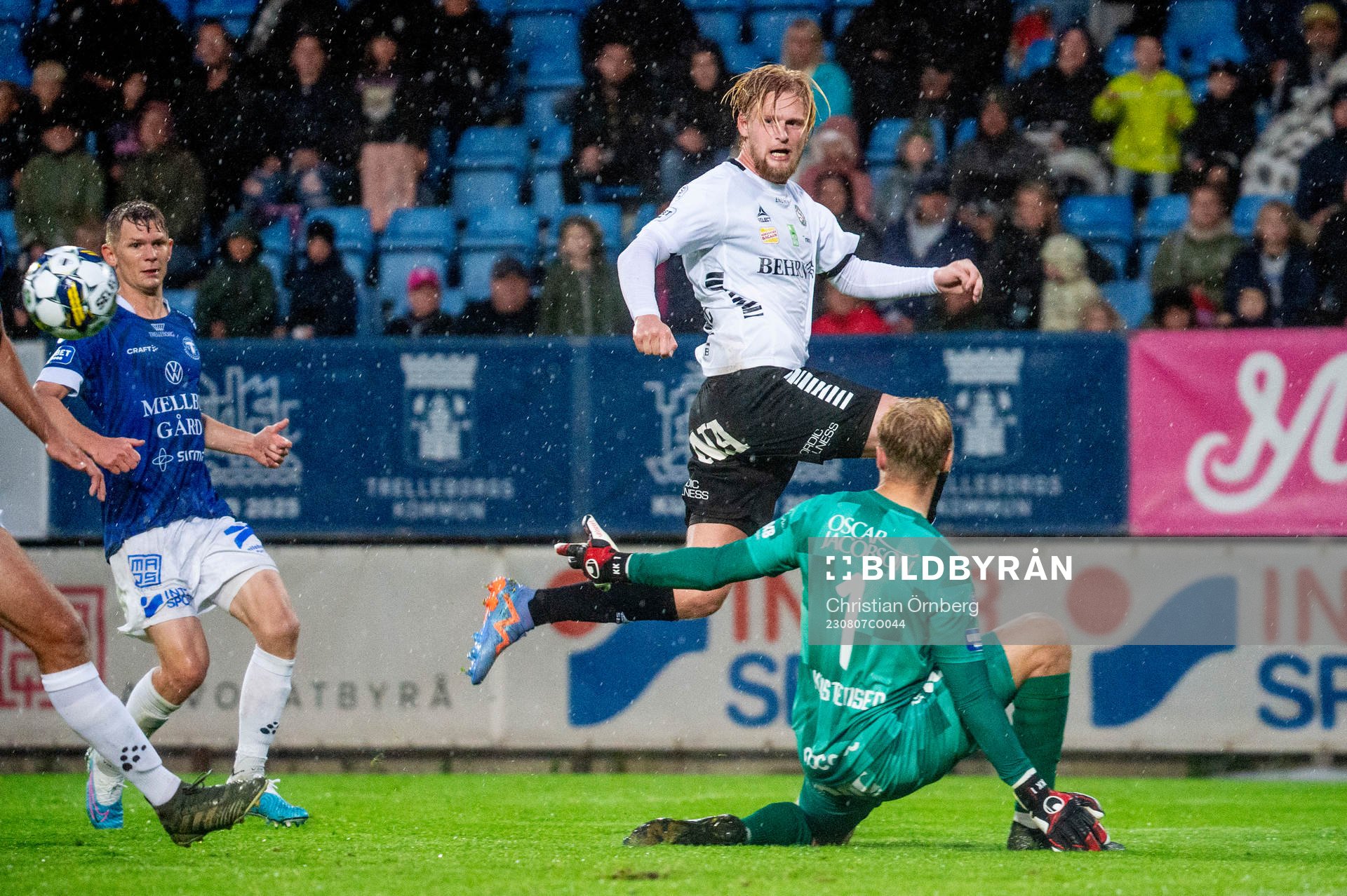 Örebros Kalle Holmberg mot Trelleborgs målvakt Kasper