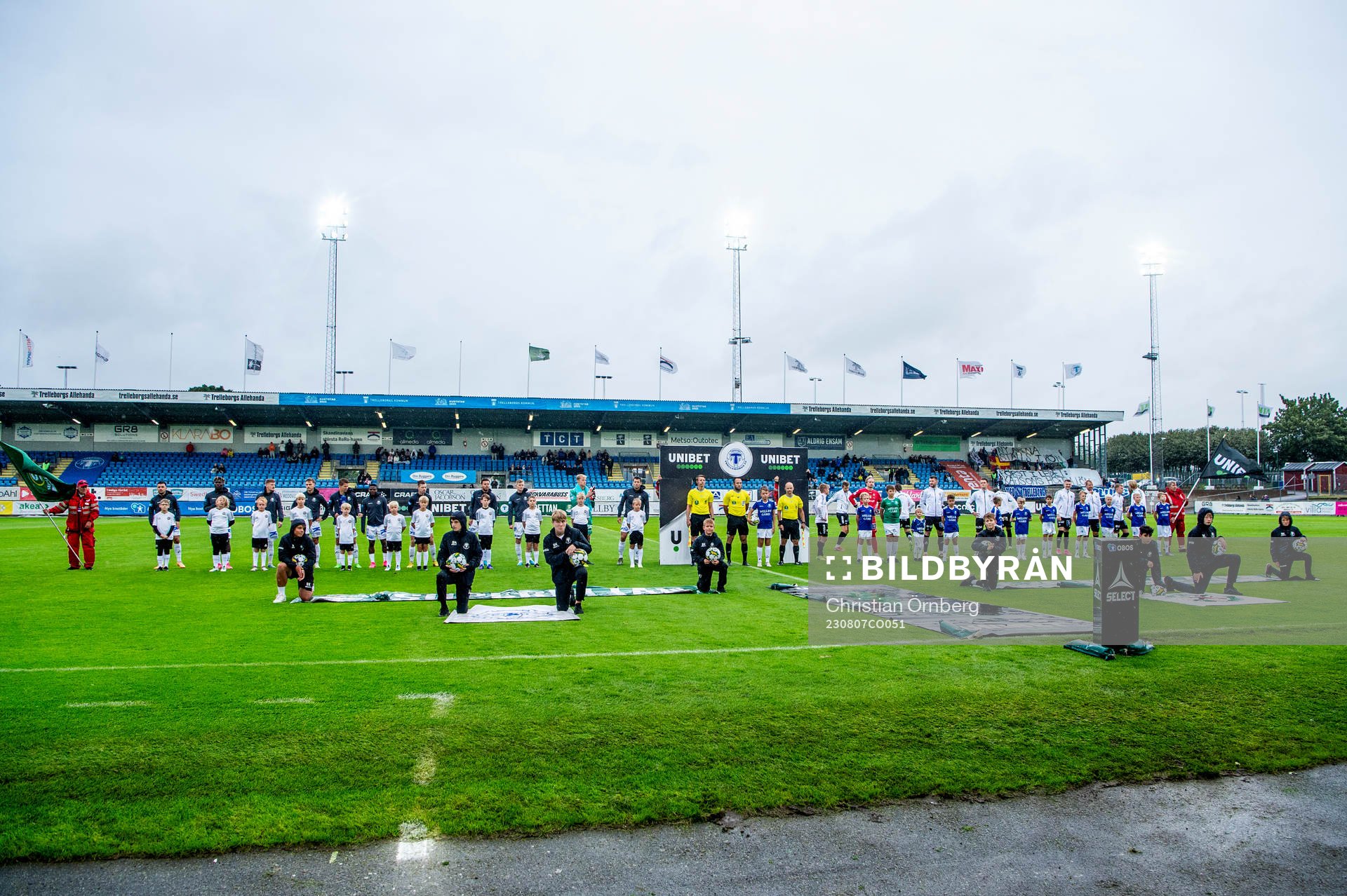 Lagen ställer upp innan fotbollsmatchen i Superettan mellan Trelleborg och Örebro den 7 augusti 2023 i Trelleborg. 