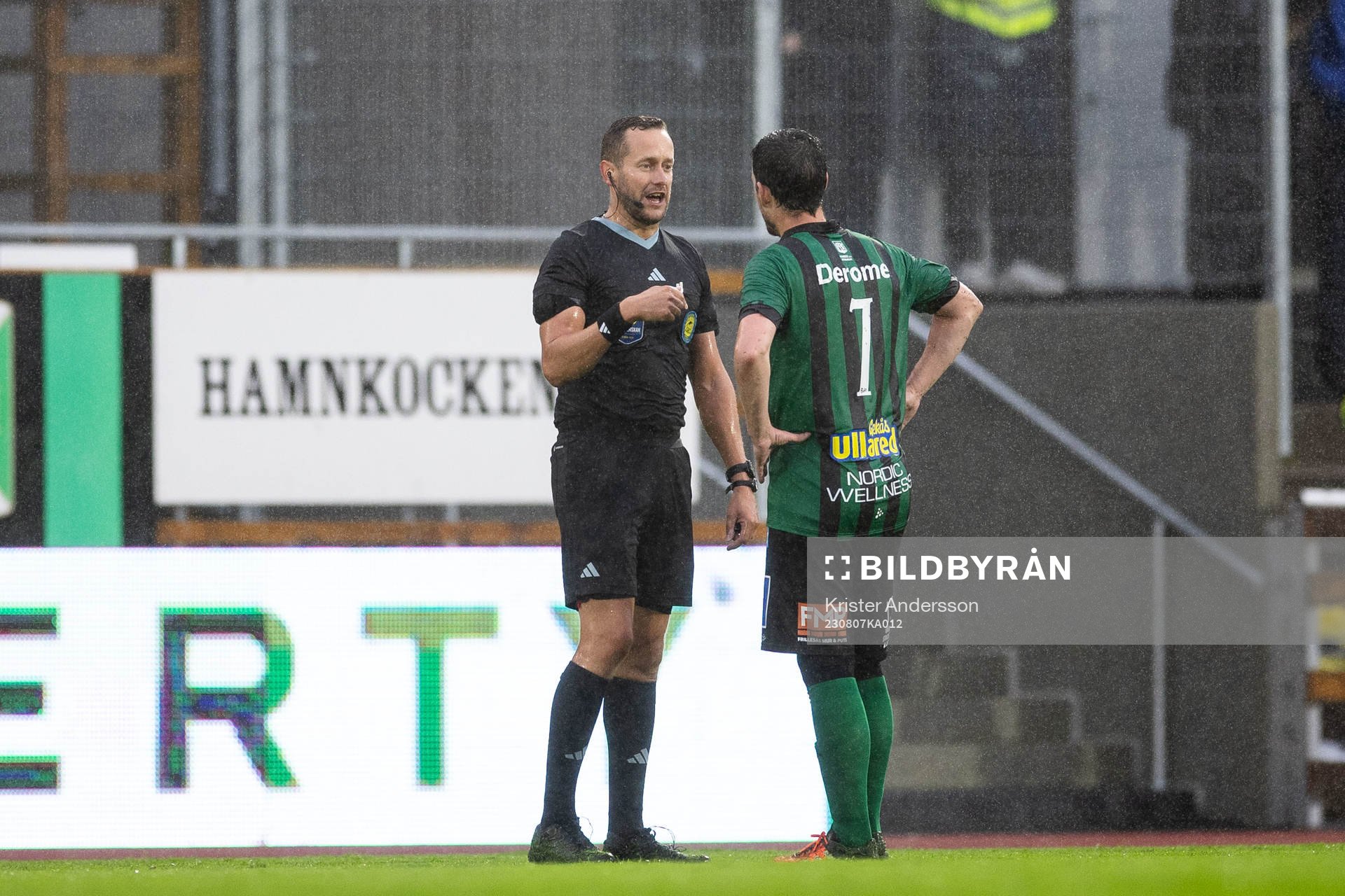 Domare Victor Wolf i diskussion med Varbergs Robin Tranberg under fotbollsmatchen i Allsvenskan mellan Varberg och Mjällby den 7 augusti 2023 i Varberg.