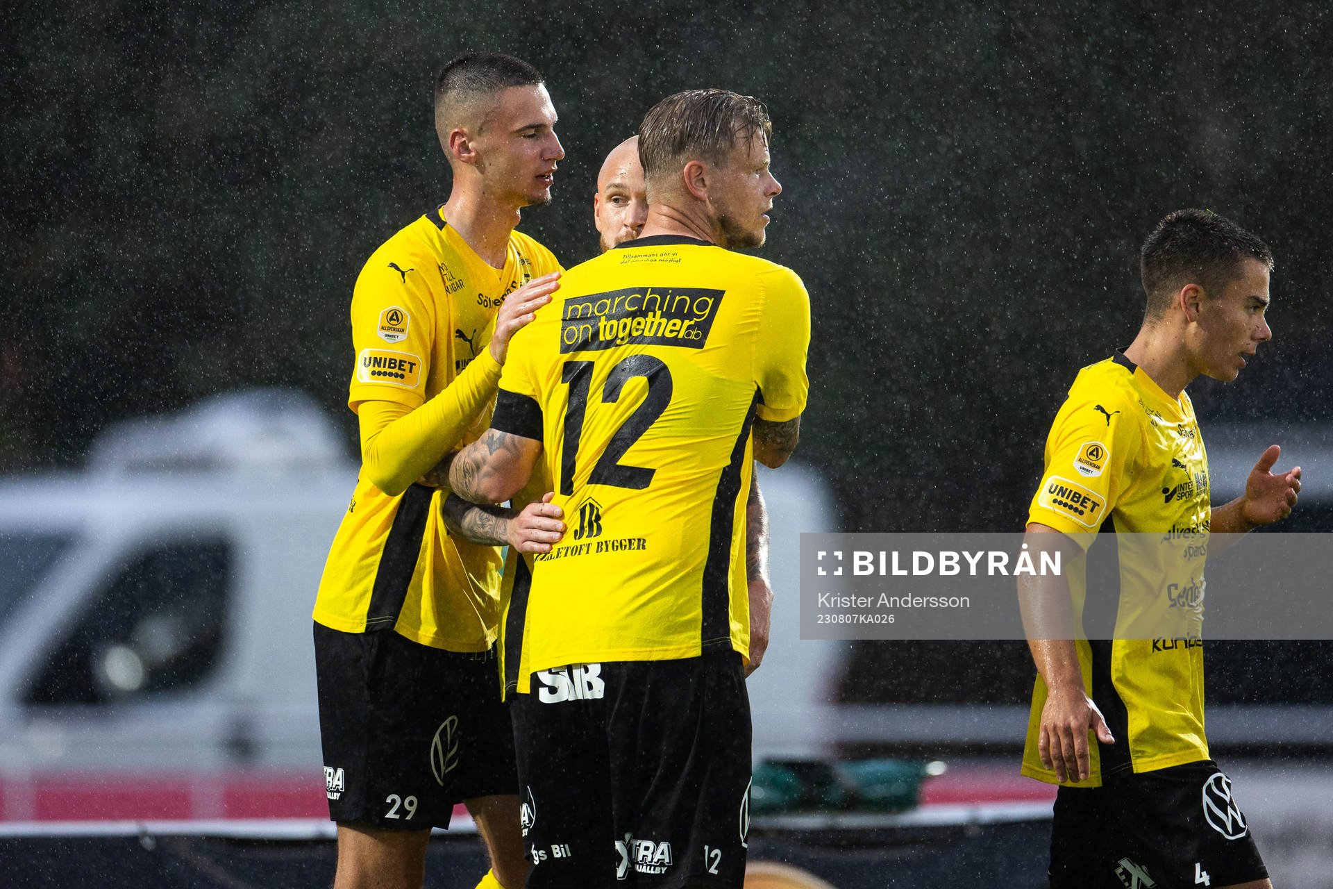 Mjällbys David Löfquist jublar med lagkamrater