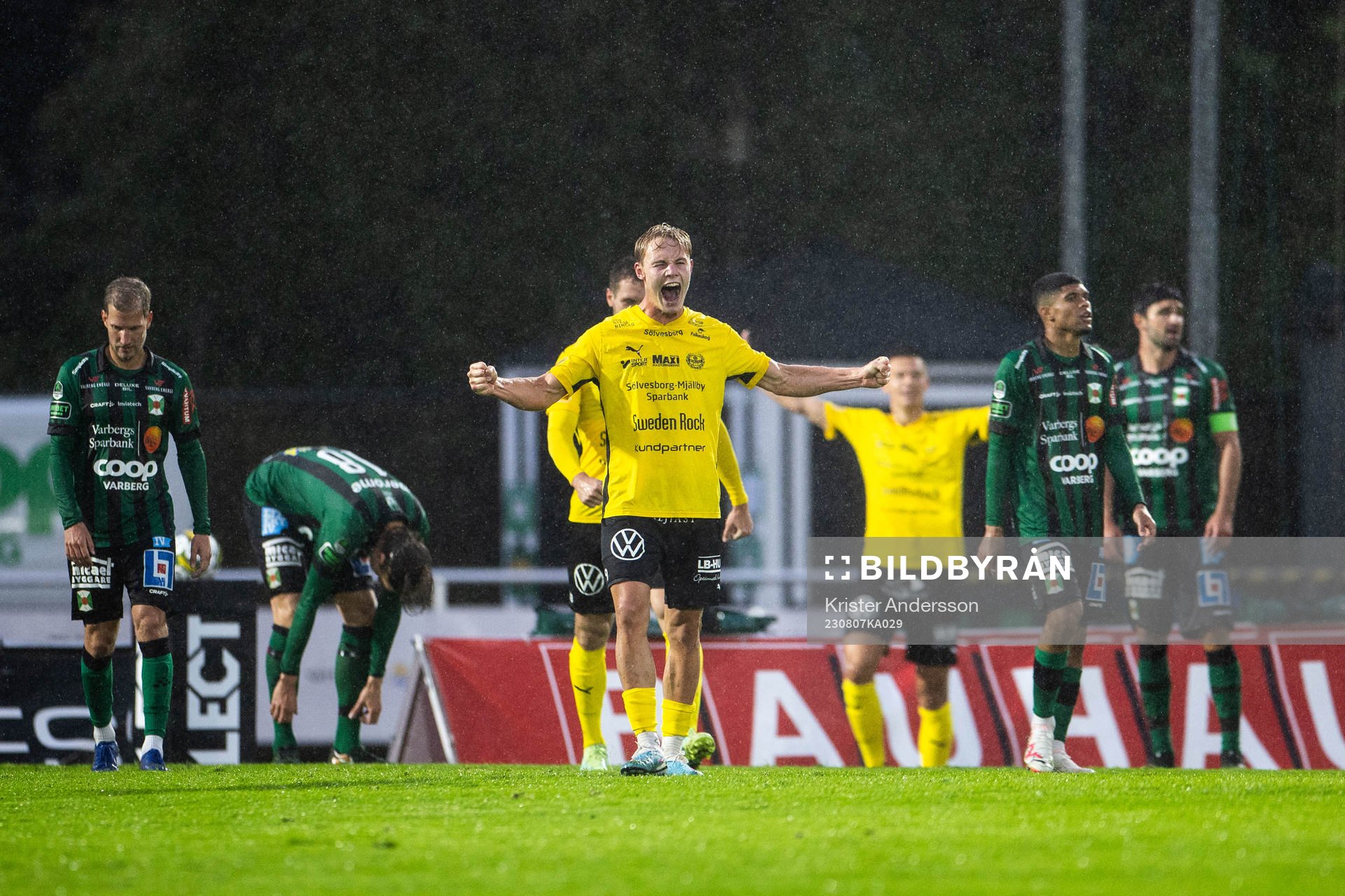 Mjällbys Max Fenger jublar efter 0-3 under fotbollsmatchen i Allsvenskan mellan Varberg och Mjällby den 7 augusti 2023 i Varberg. 