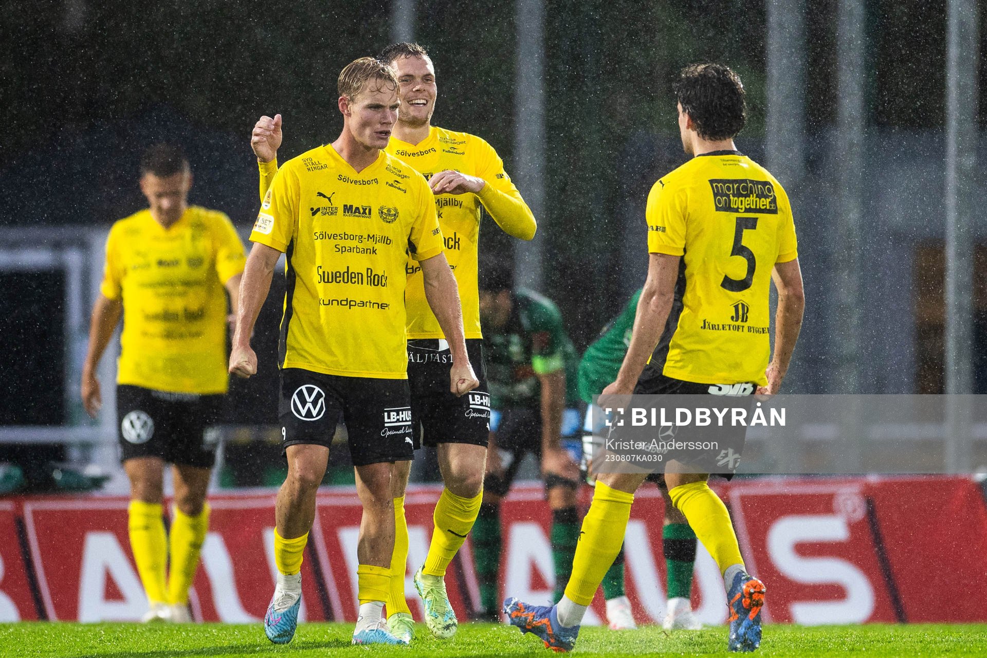 Mjällbys Max Fenger jublar med Jacob Bergström och Colin