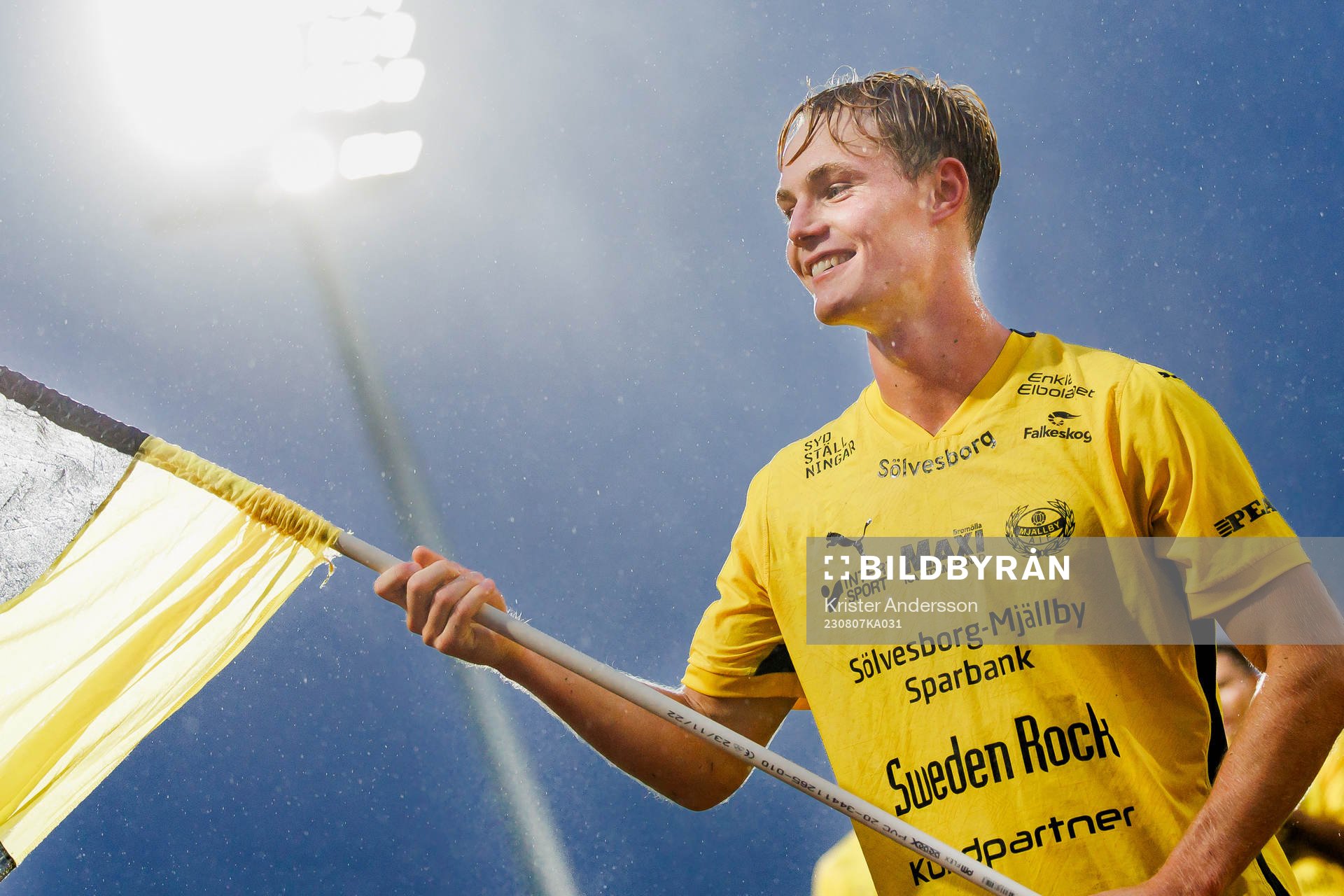 Mjällbys Max Fenger jublar efter fotbollsmatchen i Allsvenskan mellan Varberg och Mjällby den 7 augusti 2023 i Varberg. 
