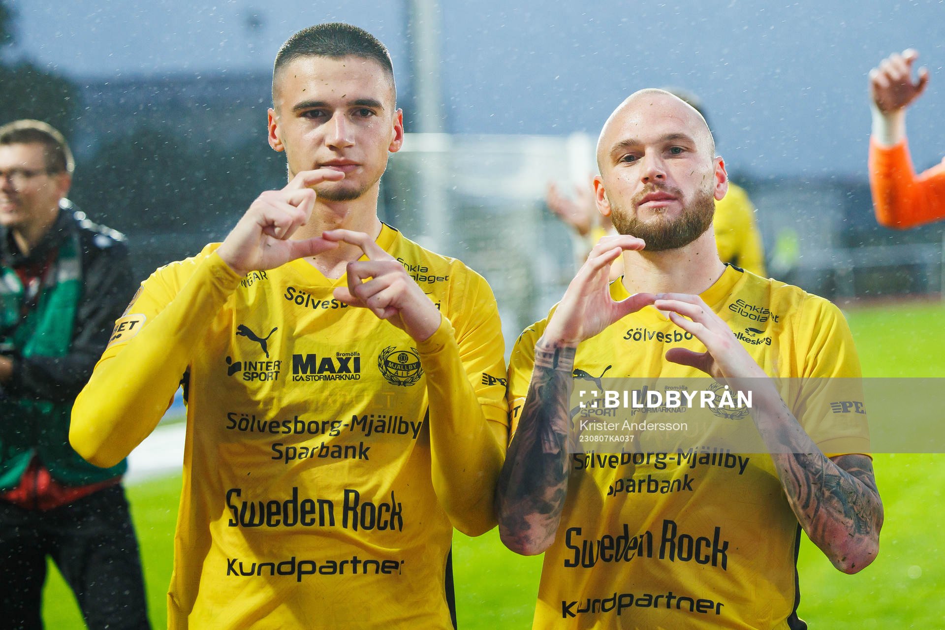 Mjällbys Noah Eile och Adam Ståhl jublar