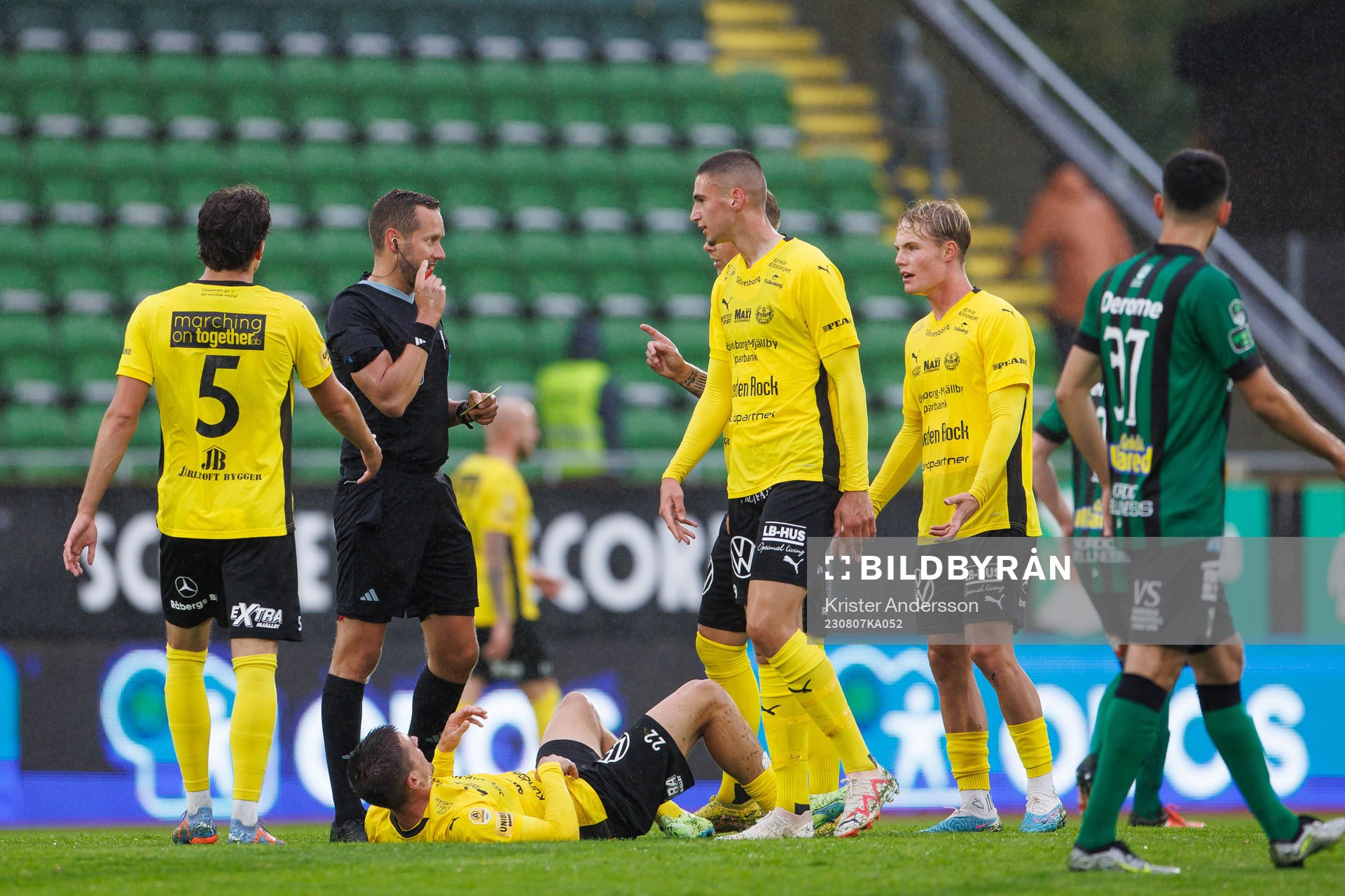 Domare Victor Wolf i diskussion med Mjällbys spelare under fotbollsmatchen i Allsvenskan mellan Varberg och Mjällby den 7 augusti 2023 i Varberg.