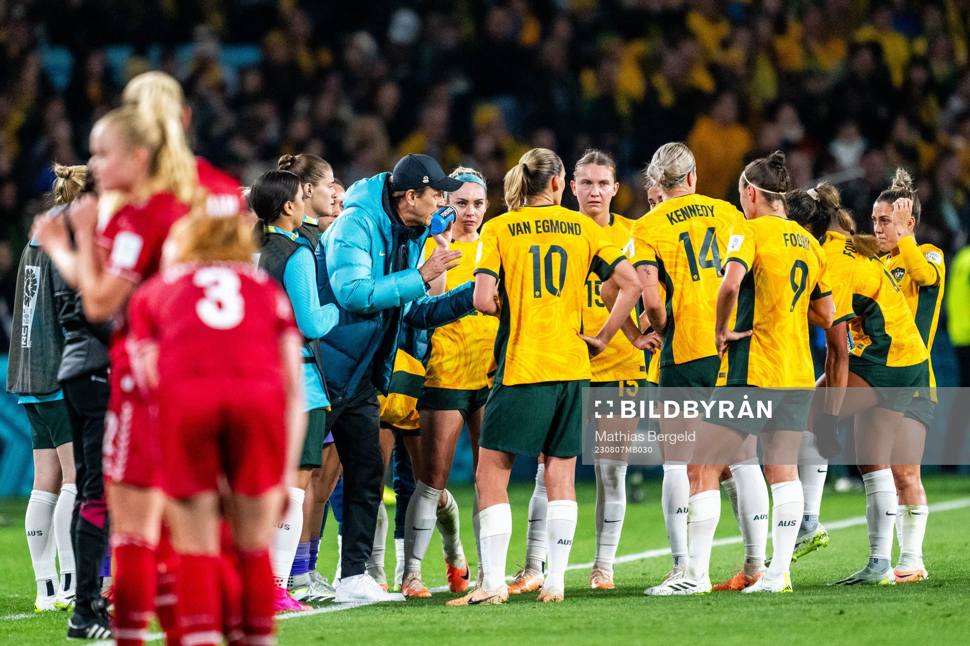 Head coach Tony Gustavsson and players of Australia