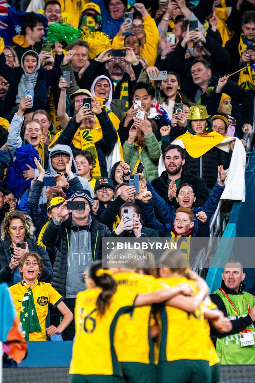 Supporters of Australia celebrate