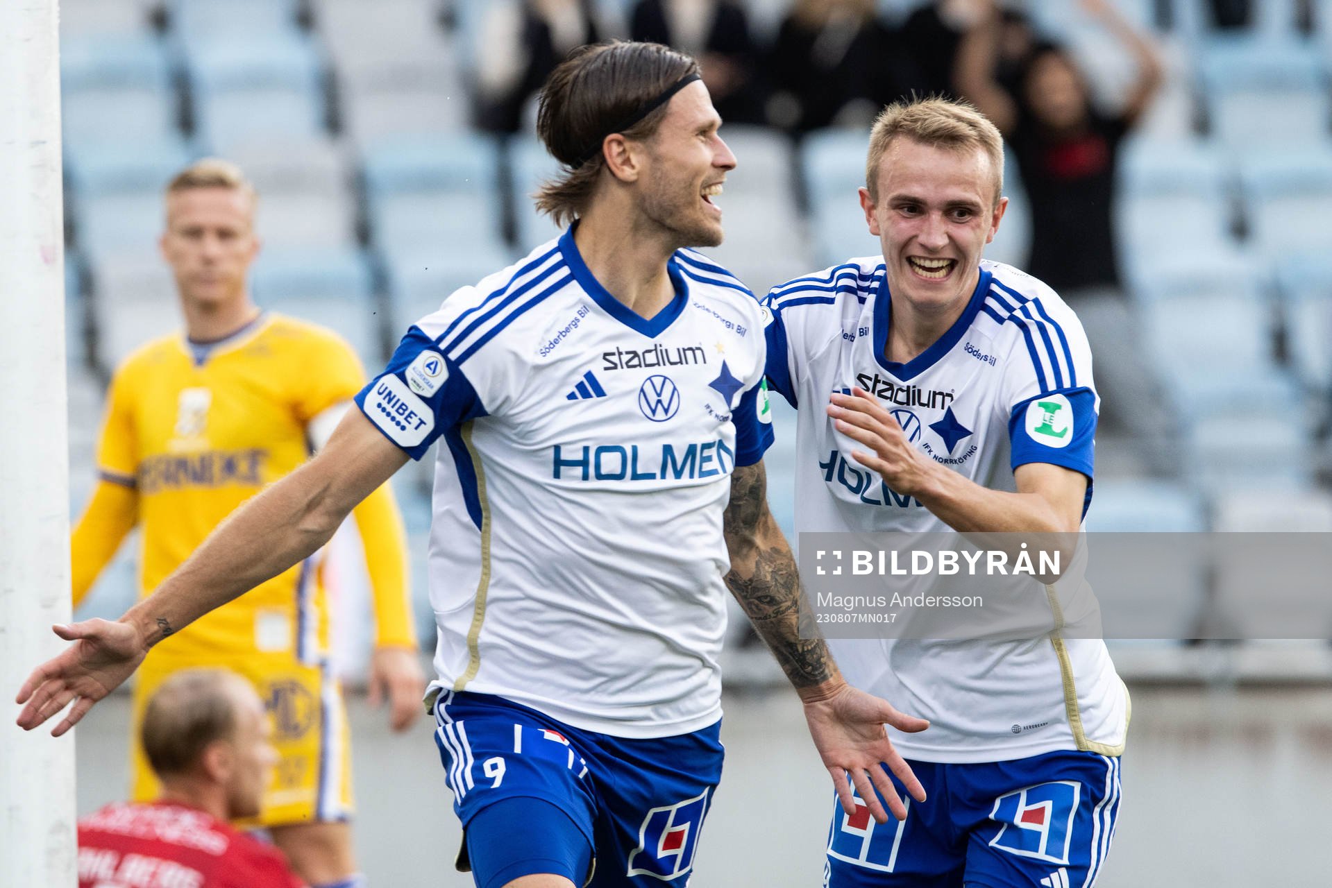 IFK Norrköpings Arnor Traustason jublar med Victor Stange