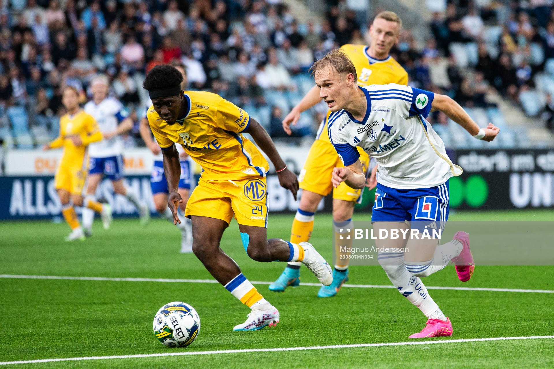 IFK Göteborgs Abundance Salaou och IFK Norrköpings Marcus Baggesen under fotbollsmatchen i Allsvenskan mellan IFK Norrköping och IFK Göteborg den 7 augusti 2023 i Norrköping.