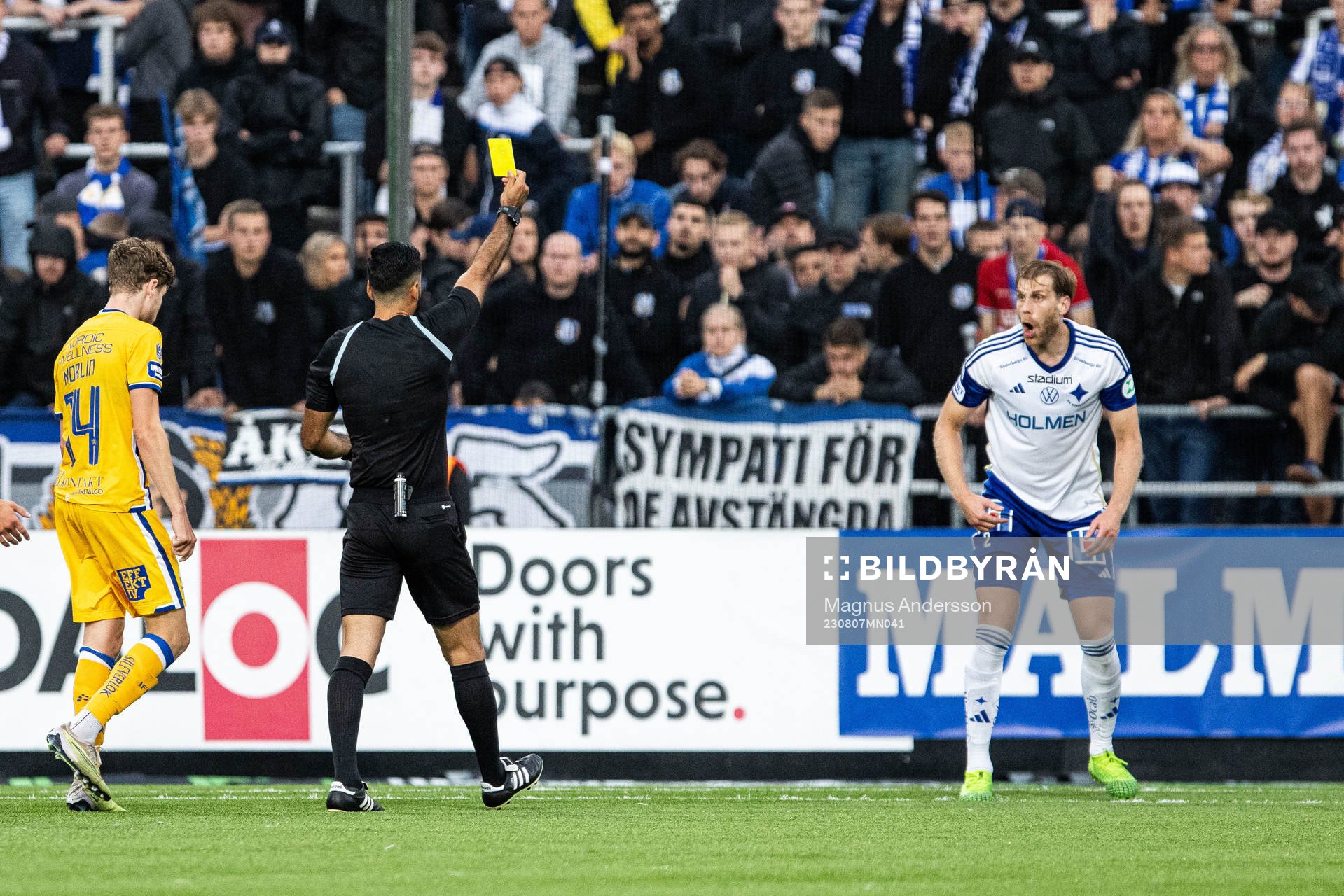 IFK Norrköpings Niklas Gunnarsson tilldelas gult kort av