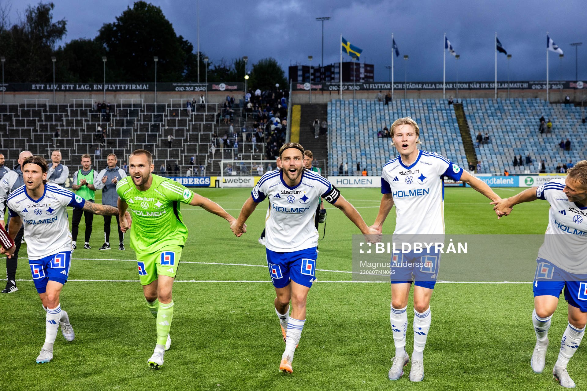 Norrköpings Arnor Traustason, målvakt Oscar Jansson, Christoffer Nyman och Andri Lucas Gudjohnsen jublar efter fotbollsmatchen i Allsvenskan mellan IFK Norrköping och IFK Göteborg den 7 augusti 2023 i Norrköping.