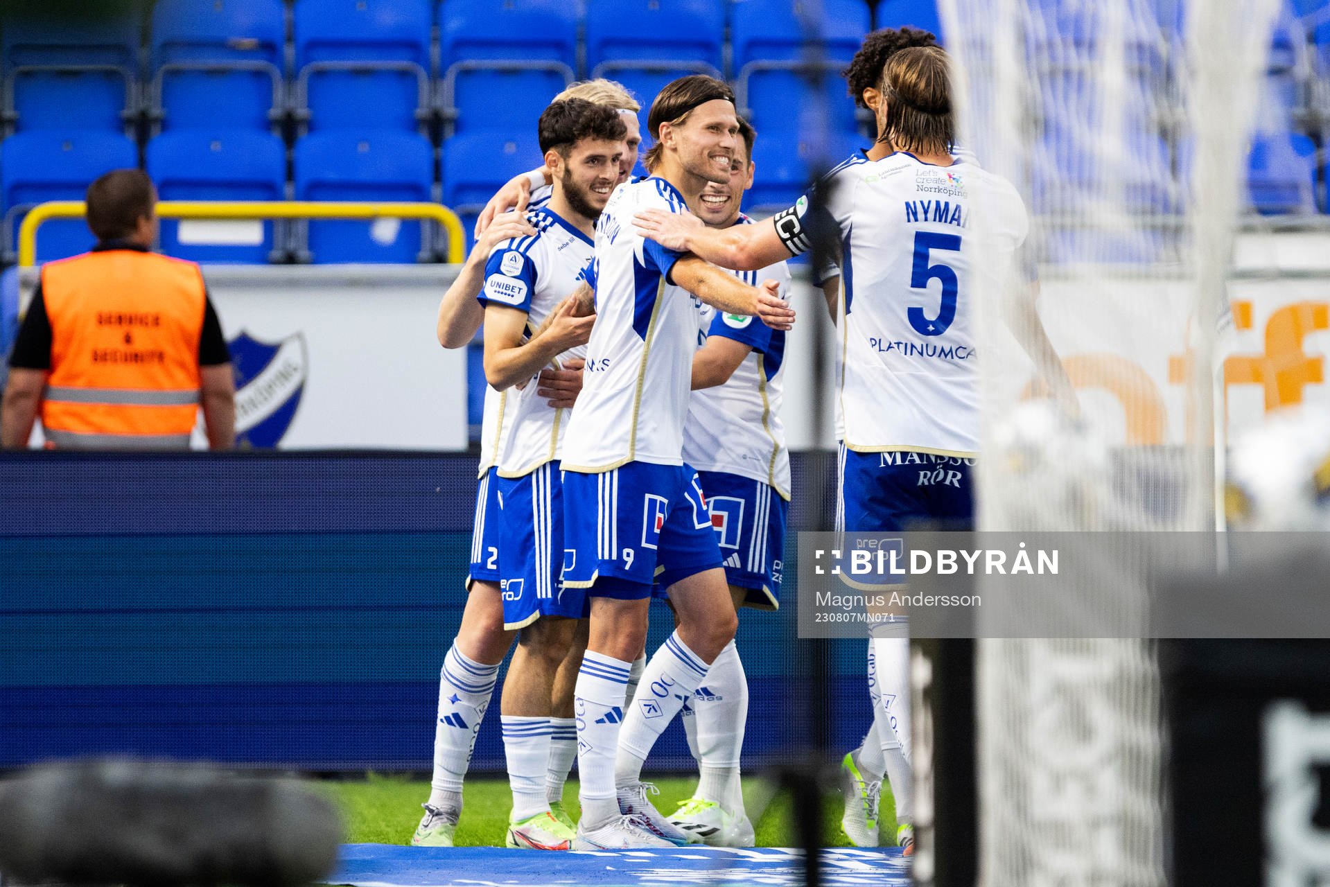 Norrköpings Laorent Shabani och Arnor Traustason  jublar