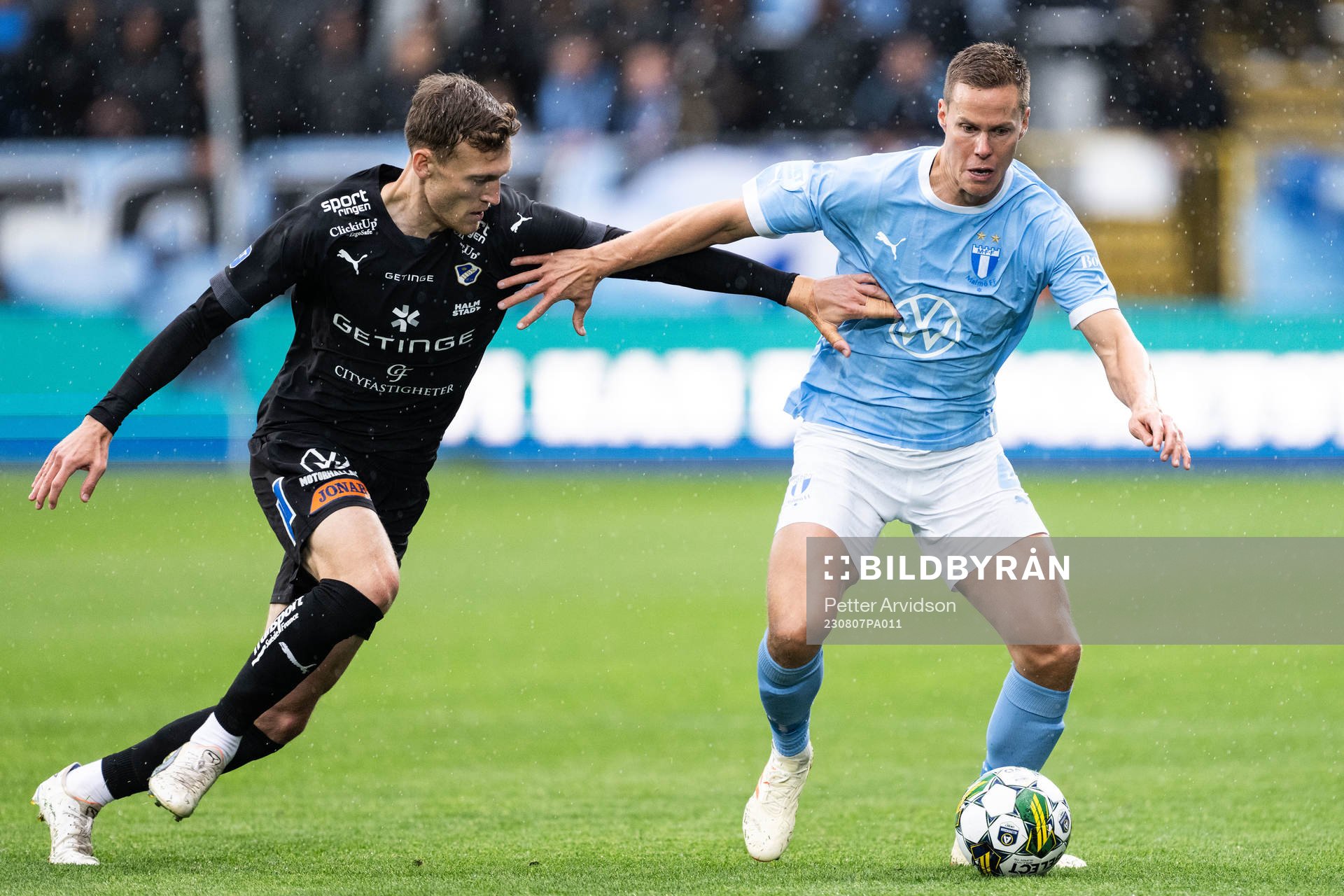 Halmstads Viktor Granath och Malmö FFs Niklas Moisander
