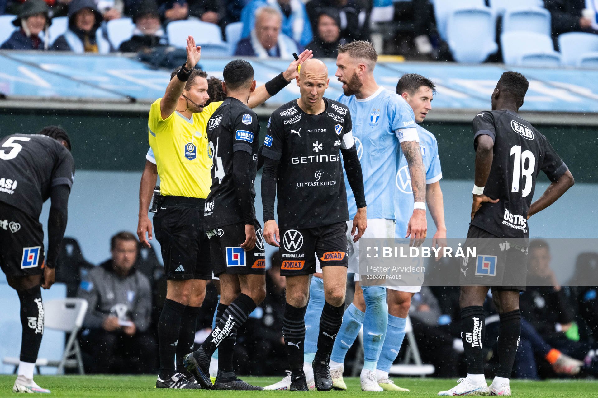 Malmö FFs Pontus Jansson i diskussion med Domare Joakim