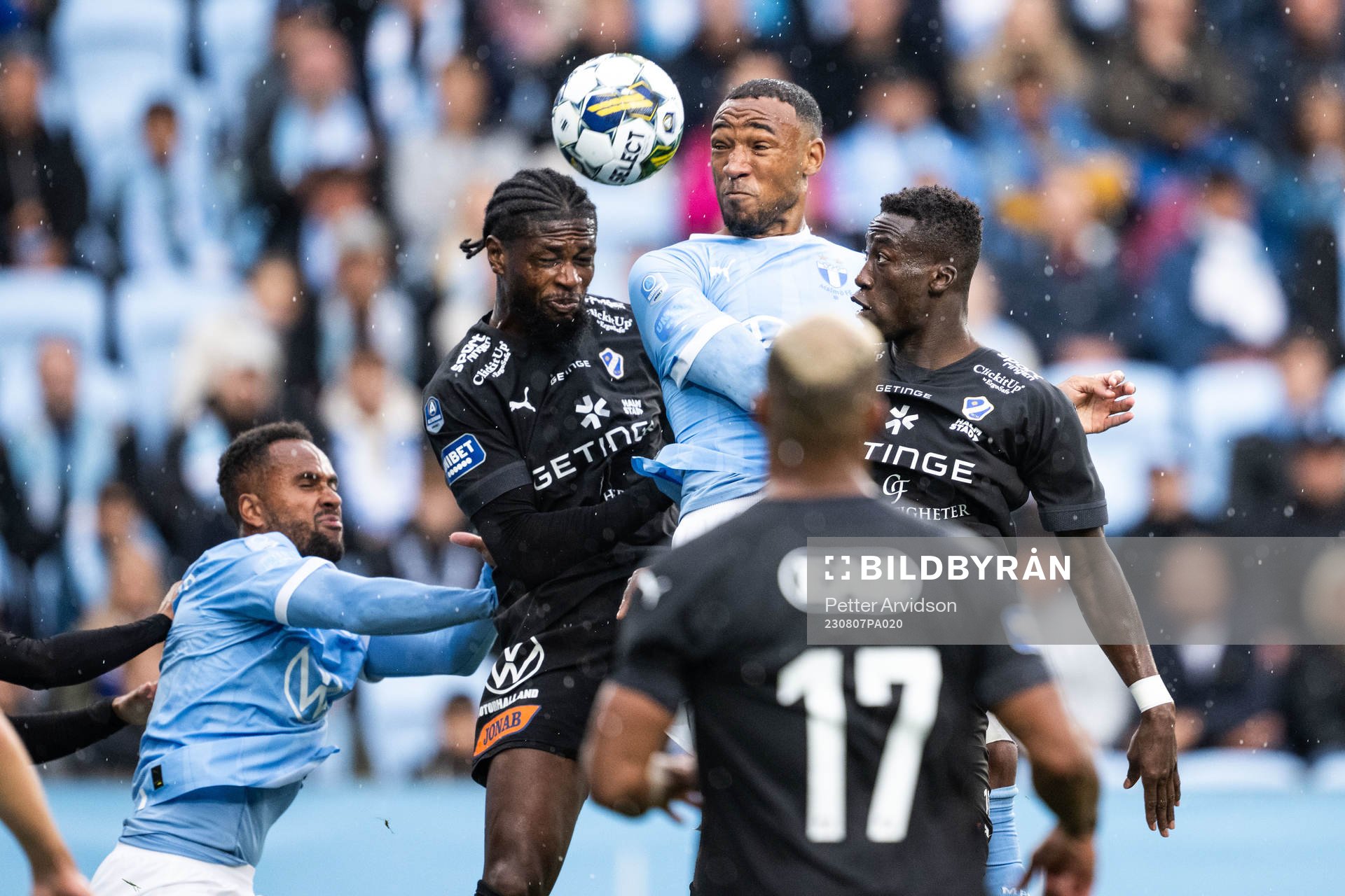 Halmstads Joseph Baffoe och Malmö FFs Derek Cornelius