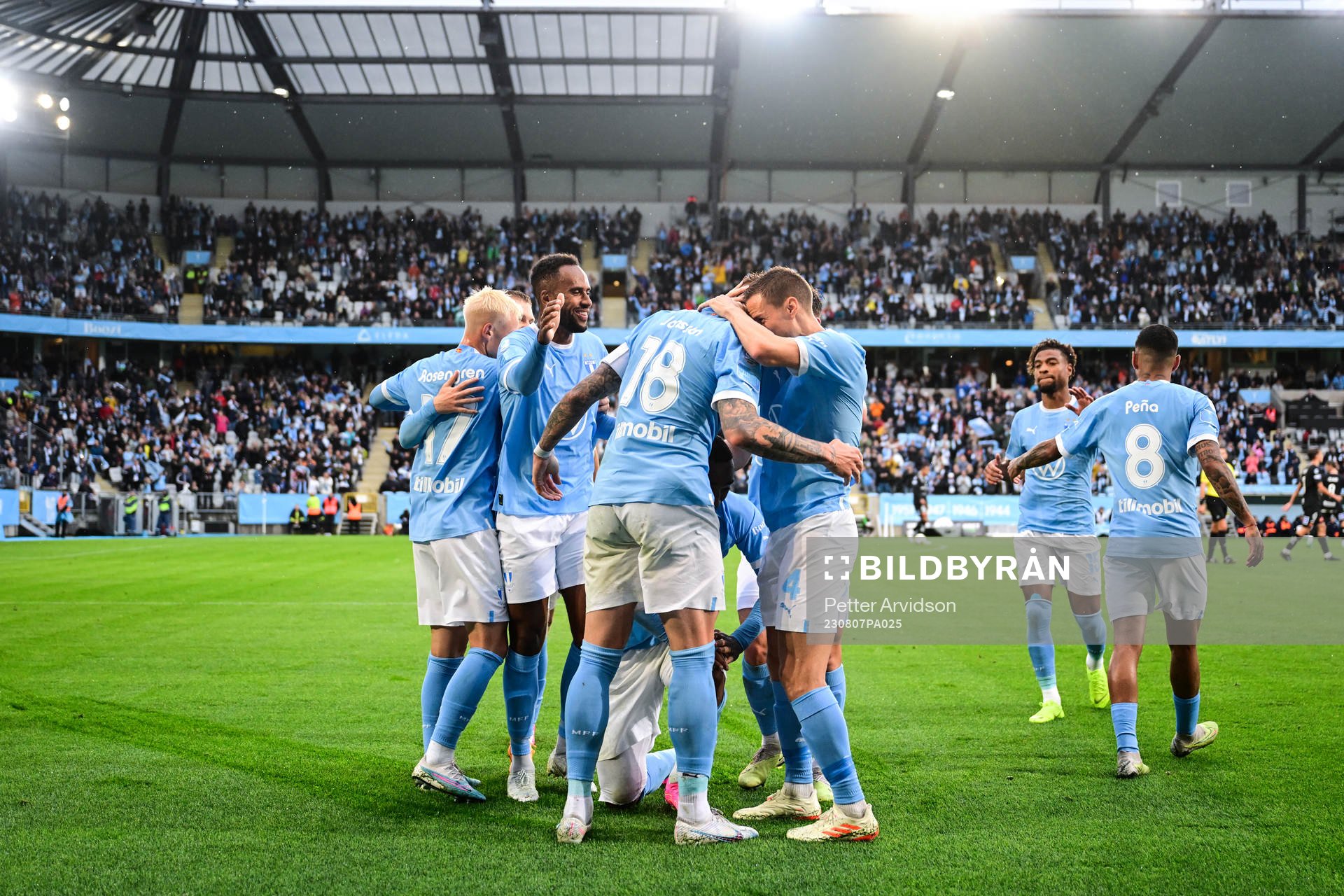 Malmö FFs Pontus Jansson jublar med lagkamrater