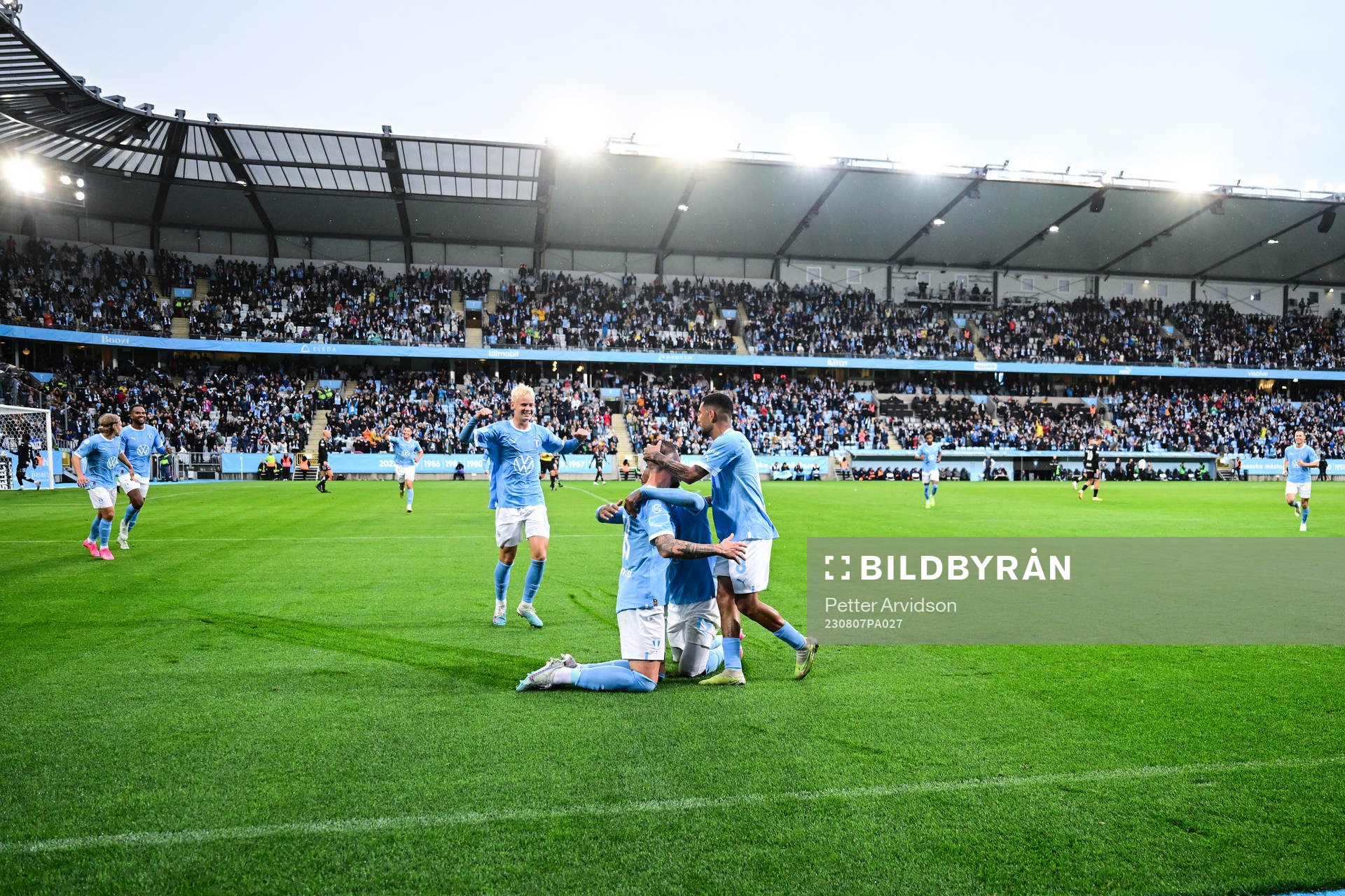 Malmö FFs Pontus Jansson jublar med lagkamrater